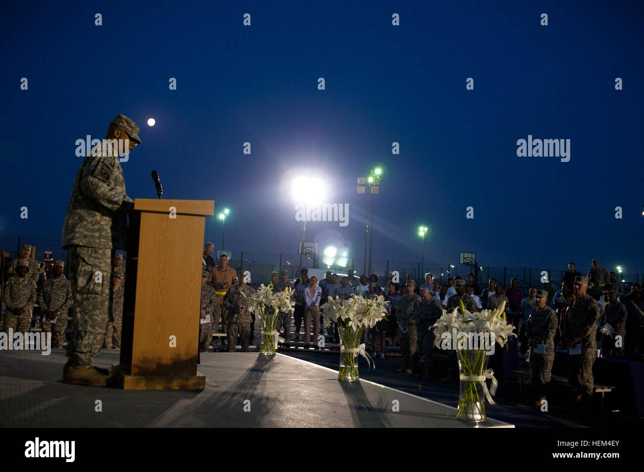 Sgt. 1. Klasse Rey McKie, Chancengleichheit Berater 364th Expeditionary Sustainment Command, ein Armee-Reserve-Einheit von Marysville, Washington, führt Service-Mitglieder im Gebet während der Auferstehung Sunrise Service, Ostersonntag, am Camp Arifjan, Kuwait, 8. April 2012. Sunrise Service 120408-A-PF724-042 Stockfoto