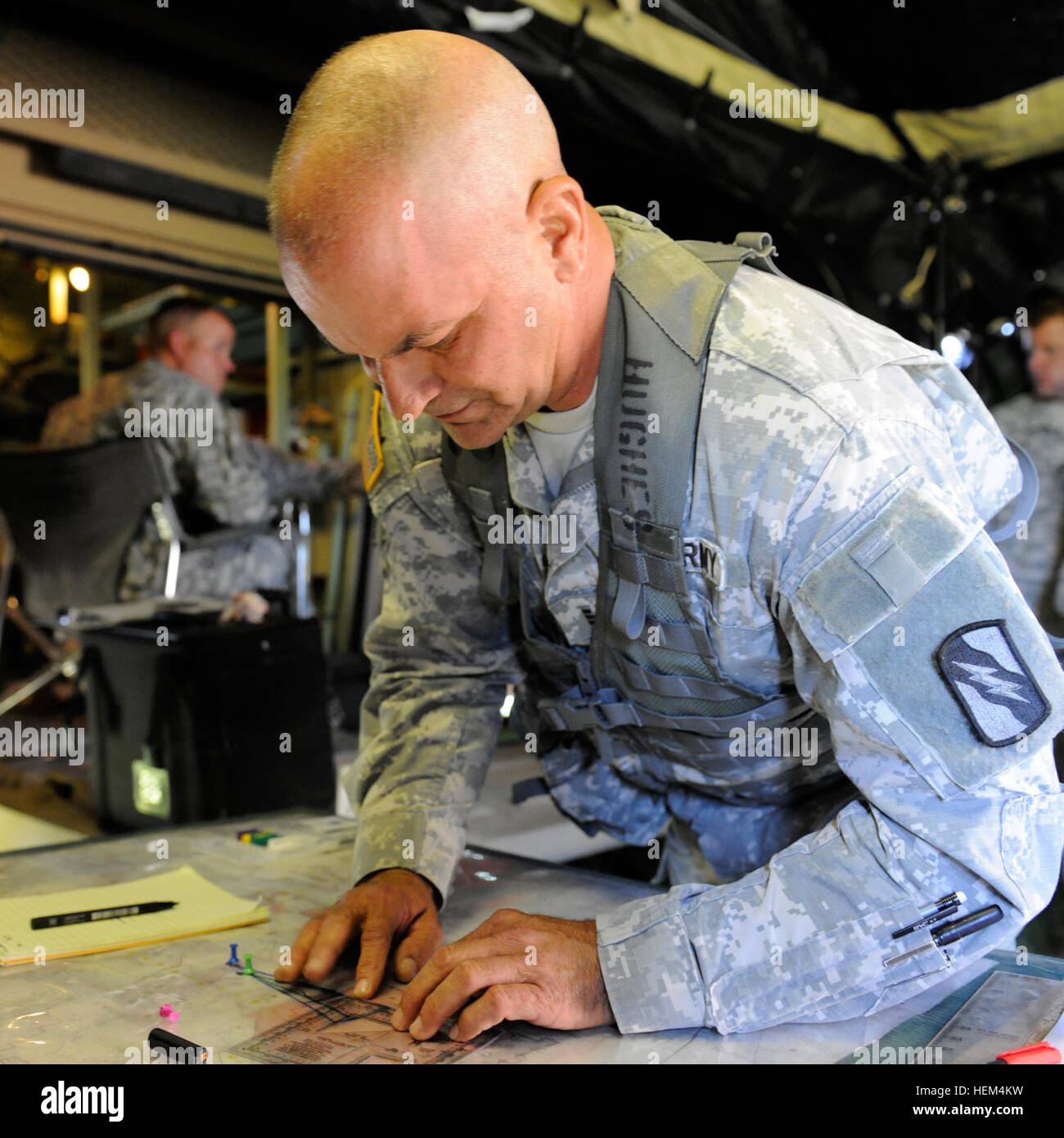 Chief Warrant Officer 3 Randy Hughes, Wassertal, Miss Starkville Hauptsitz, 2nd Battalion, 114. Feldartillerie, 155. gepanzerte Brigade Combat Team, Mississippi Army National Guard, Grundstücke manuell der Treffpunktlage für eine hochexplosive Geschoss 155 mm bei einem Feldartillerie-scharfer Munition-Event am 14. April 2012, im Lager Shelby Joint Forces Training Center in der Nähe von Hattiesburg, Mississippi (Foto: Captain Andy Thaggard , 155. gepanzerte Brigade Combat Team, Mississippi Armee einzelstaatlichen Guard)(Released) Hughes Grundstücke Artillerie schoss 559740 Stockfoto