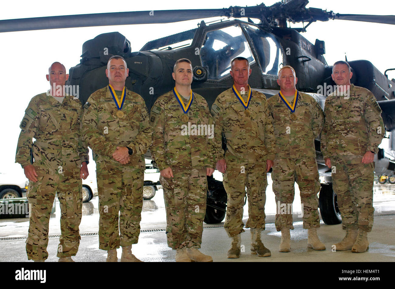 Vier 82. Combat Aviation Brigade Soldaten wurden in der Order of St. Michael auf Bagram Air Field, April 21 aufgenommen. Die Auszeichnung würdigt Personen, die wesentlich zur Förderung der Heeresflieger in Hinsicht beigetragen haben, die in den Augen der Empfänger Senioren, Untergebenen und Kollegen abheben. Im Bild von links bis rechts: 82. Combat Aviation Brigade Command Sergeant Major Larry Farmer, Chief Warrant Officer 5 Robert Shober, von Fayetteville, NC, Sgt. 1st Class Randall Crawford, Cameron, North Carolina, Chief Warrant Officer 4 Allen Letort, Ocean Springs, Mississippi, und Master Sgt. Lannie Stockfoto