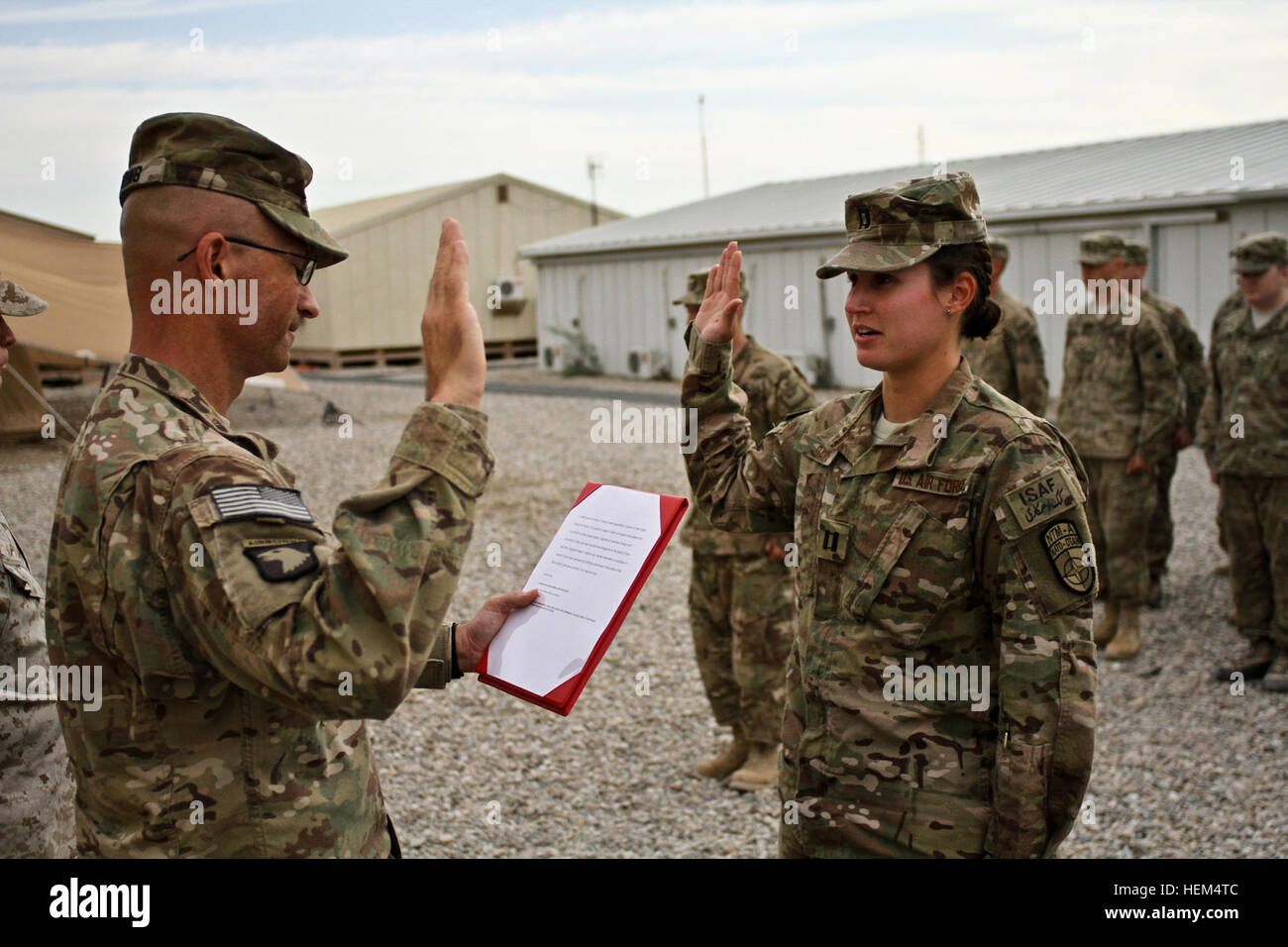 Ein Captain der U.S. Air Force wird während einer Zeremonie in Camp Leatherneck, Provinz Helmand, Afghanistan, am 21. April 2012 befördert. unter der leitung des Befehlshabers der NATO-Ausbildungsmission Afghanistan's Regional Support Command Southwest. Stockfoto