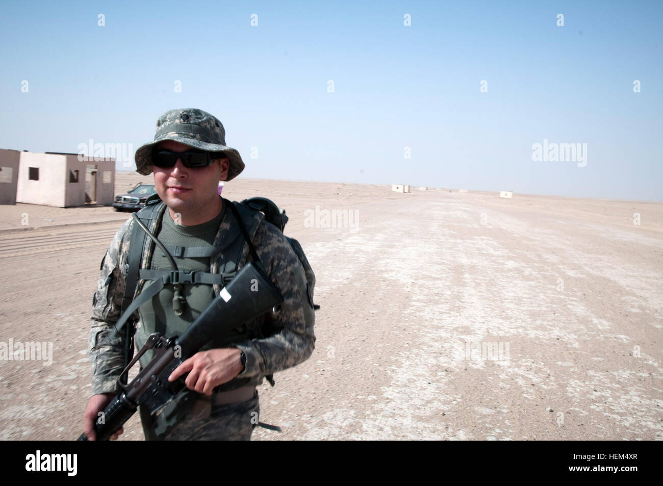 SPC. Don Olson, ein intelligenter Analytiker aus Everett, Washington, mit 364th Expeditionary Sustainment Command, ein Armee-Reserve-Einheit von Marysville, Washington, konkurriert in der 16K Ruck März während des Wettbewerbs der besten Krieger. 364th ESC Gastgeber des Wettbewerbs im Camp Buehring, Kuwait. Teilnehmer im gesamten Bereich Armee Central Command Responsibility kamen zu beteiligen und beweisen, dass sie die besten der besten sind. Besten Krieger Wettbewerb, Kuwait 120424-A-PF724-087 Stockfoto