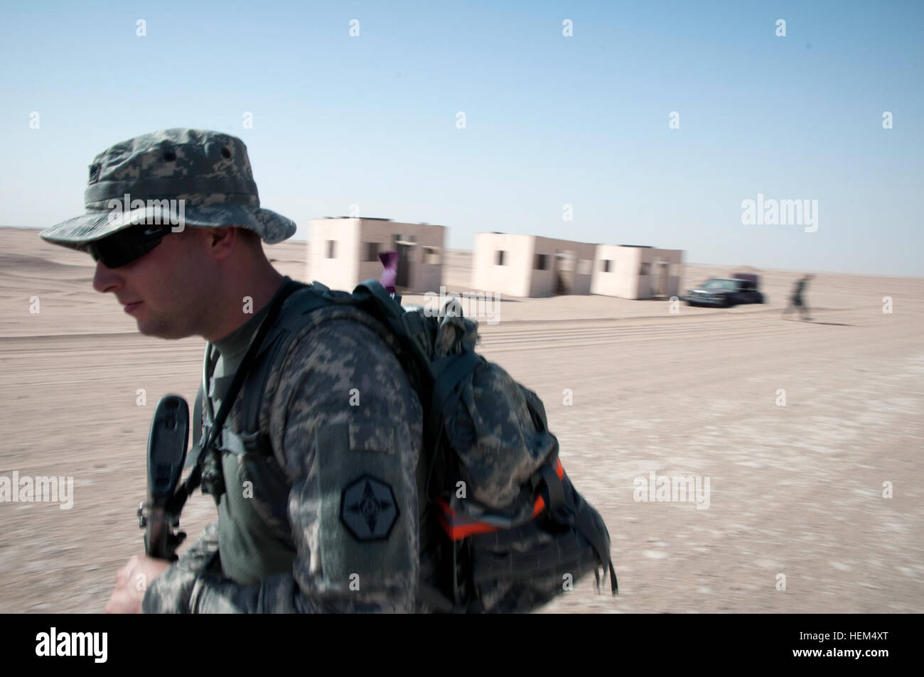 SPC. Don Olson, ein intelligenter Analytiker aus Everett, Washington, mit 364th Expeditionary Sustainment Command, ein Armee-Reserve-Einheit von Marysville, Washington, konkurriert in der 16K Ruck März während des Wettbewerbs der besten Krieger. 364th ESC Gastgeber des Wettbewerbs im Camp Buehring, Kuwait. Teilnehmer im gesamten Bereich Armee Central Command Responsibility kamen zu beteiligen und beweisen, dass sie die besten der besten sind. Besten Krieger Wettbewerb, Kuwait 120424-A-PF724-088 Stockfoto