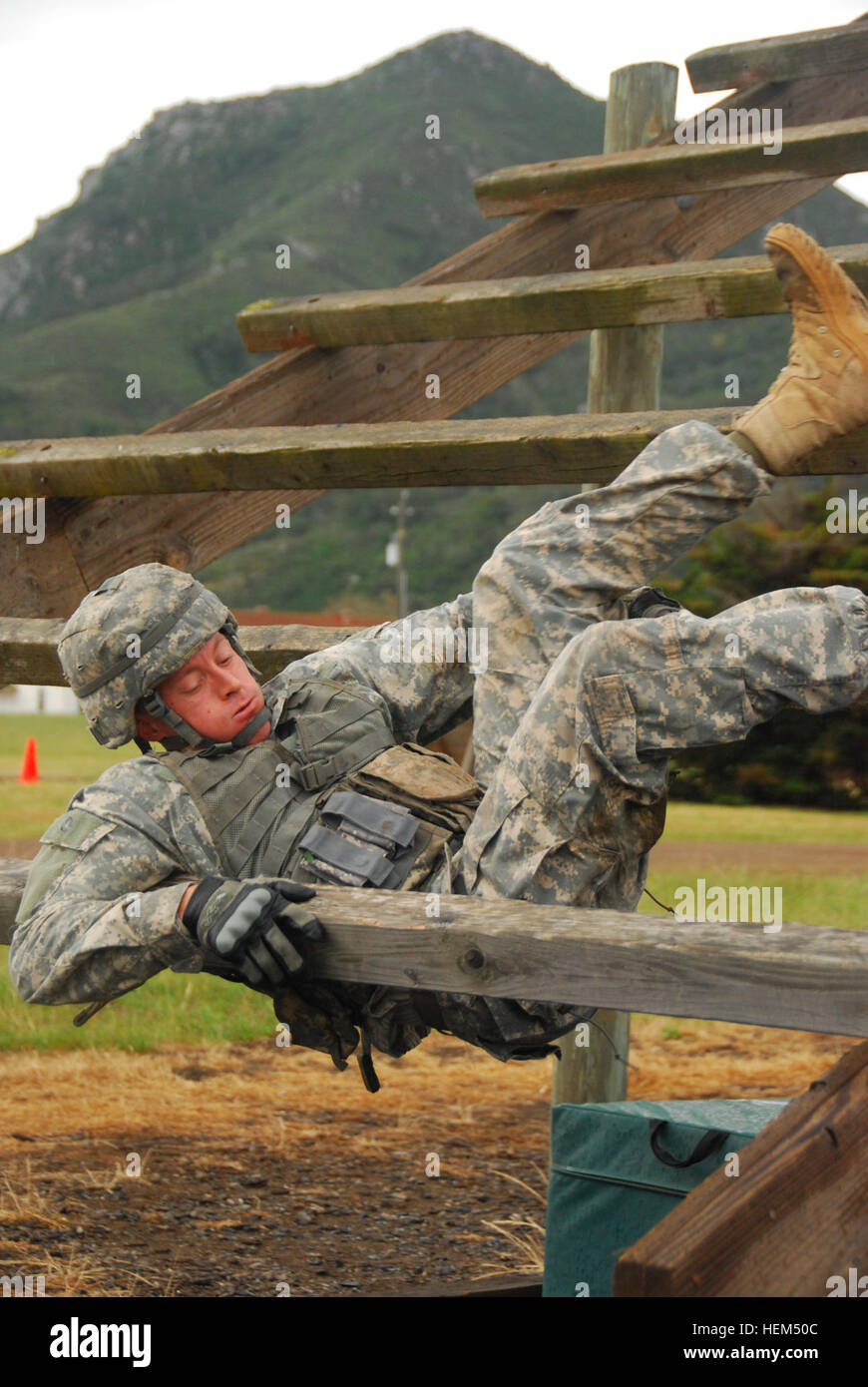 SPC. Benjamin Mason, Arizona Army National Guard, macht ständig seinen Weg durch das Kreuz während der Hindernis-Parcours-Veranstaltung in 2012 CDR Region VII besten Krieger Wettbewerb am Camp San Luis Obispo, Kalifornien, April 25 zu weben. Die besten Krieger in der Region VII Kampf um das Recht verdienen, konkurrieren bei Staatsangehörigen 120425-A-YY327-508 Stockfoto