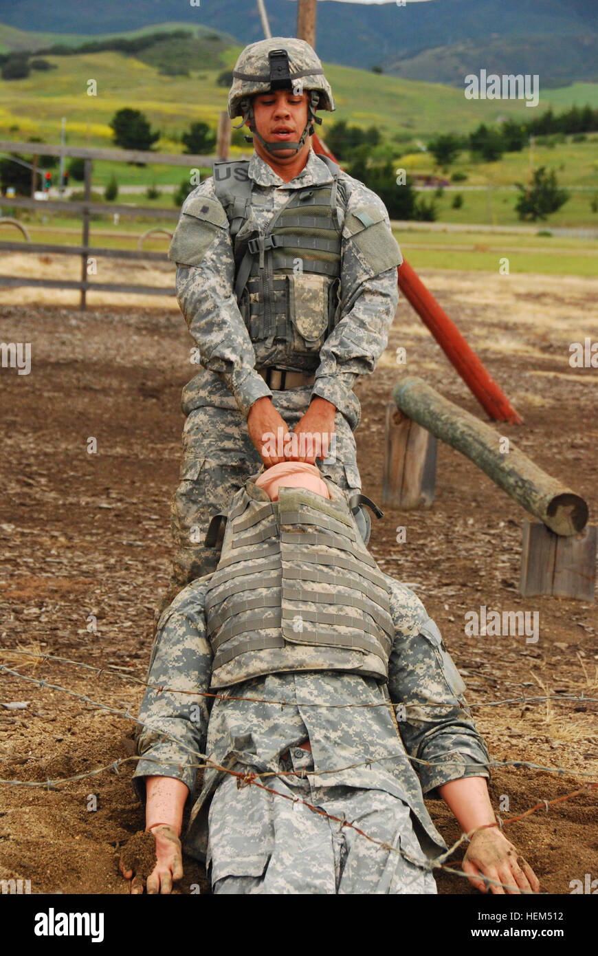 Staff Sgt Demetrius McCowan, Kalifornien Army National Guard, schleppt einen Unfall Dummy während der Hindernis-Parcours-Veranstaltung in 2012 CDR Region VII besten Krieger Wettbewerb am Camp San Luis Obispo, Kalifornien, April 25. Die besten Krieger in der Region VII Kampf um das Recht verdienen, konkurrieren bei Staatsangehörigen 120425-A-YY327-654 Stockfoto