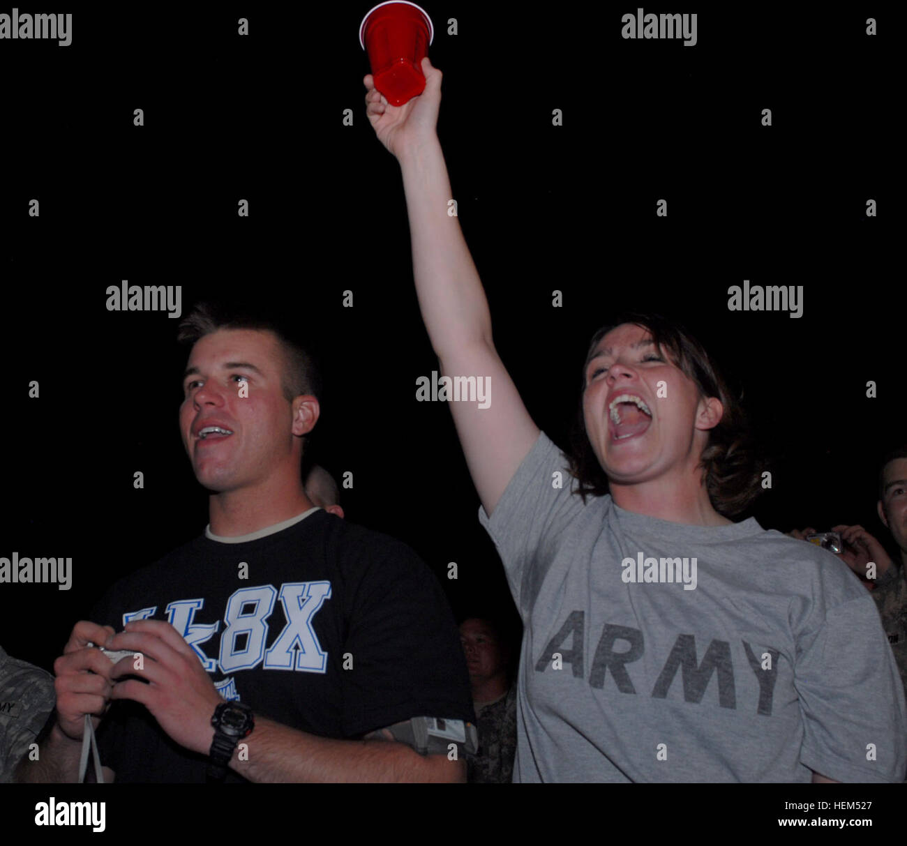 United States Army Soldat Pfc. Melissa grün (rechts), hält eine rote Solo cup und jubelt mit Kameraden Spc. Thomas Goodpaster (links), als Country-Musik-Superstar und USO Veteran Toby Keith "Red Solo Cup" singt während seiner Show am Camp Buehring, Kuwait, 26.April. Grün, aus Baltimore, Headquarters und Headquarters Company der 29. Combat Aviation Brigade Goodpaster, von Ludlow, Kentucky, gehört und Unterstützung Stabskompanie, 1204th Aviation Support Battalion, 29. Combat Aviation Brigade. Spielen an der Basis, singt Toby Keith am Camp Buehring bei seinem "Leben In Overdrive" USO Stockfoto