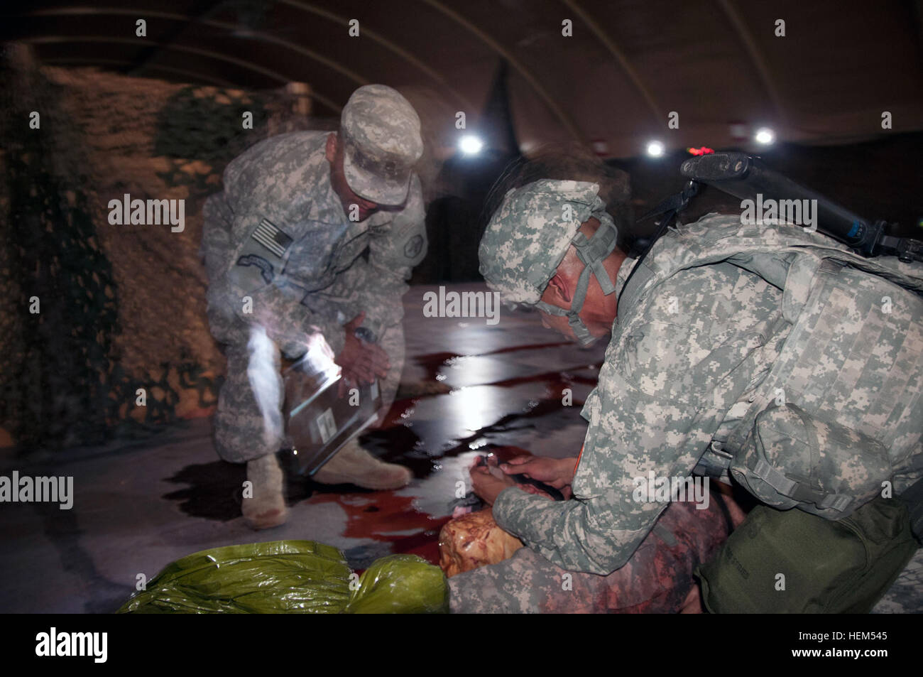 SPC. Bryan Haworth, von Las Cruces, NM, ein Infanterist mit Firma D, 1. Bataillon, 200. Infanterie-Regiment, behandelt einen Unfall in der medizinischen Spur der besten Krieger Wettbewerb im Camp Buehring, Kuwait, wie Staff Sgt Steven Minters, der Chirurg Abschnitt nicht-Offizier-in-Charge mit 364th Expeditionary Sustainment Command, ein Armee-Reserve-Einheit von Marysville, Washington, seine Leistung bewertet. 364th ESC Gastgeber des Wettbewerbs, in dem Teilnehmer der dritten Armee/ARCENT Gebiet der Verantwortung begab sich im Wettbewerb um die besten der besten zu sein. Haworth gewann die junior enliste Stockfoto