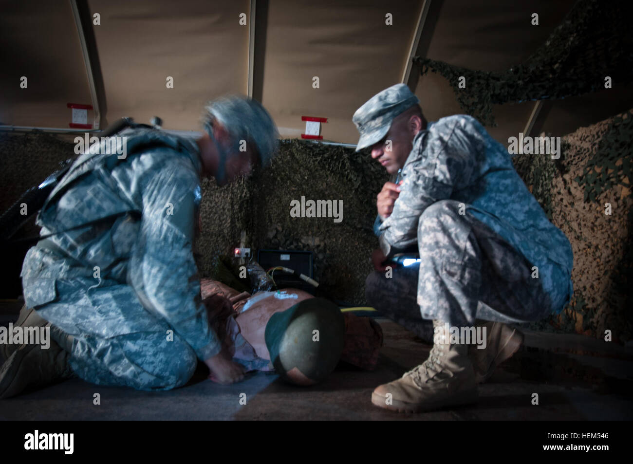 SPC. Bryan Haworth, von Las Cruces, NM, ein Infanterist mit Firma D, 1. Bataillon, 200. Infanterie-Regiment, behandelt einen Unfall in der medizinischen Spur der besten Krieger Wettbewerb im Camp Buehring, Kuwait, wie Staff Sgt Steven Minters, der Chirurg Abschnitt nicht-Offizier-in-Charge mit 364th Expeditionary Sustainment Command, ein Armee-Reserve-Einheit von Marysville, Washington, seine Leistung bewertet. 364th ESC Gastgeber des Wettbewerbs, in dem Teilnehmer der dritten Armee/ARCENT Gebiet der Verantwortung begab sich im Wettbewerb um die besten der besten zu sein. Haworth gewann die junior enliste Stockfoto