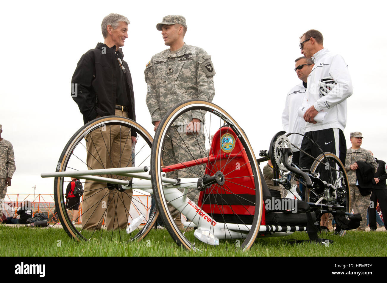 Secretary Of The Army John McHugh trifft sich mit Soldaten und Veteranen der Armee teilnehmend an den dritten jährlichen Krieger spielen, 1. Mai 2012, in Colorado Springs, Colorado  Verwundeten, Kranken und verletzten Soldat innen und Veteranen aus Heer, Marine Corps, Luftwaffe, Marine, Küstenwache und Special Operations Command konkurrieren in der Leichtathletik, schießen, Schwimmen, Radfahren, Bogenschießen, Rollstuhl-Basketball und sitzen Volleyball während der Krieger Spiele. 2012-Krieger Spiele - Radsport 120501-A-AJ780-012 Stockfoto