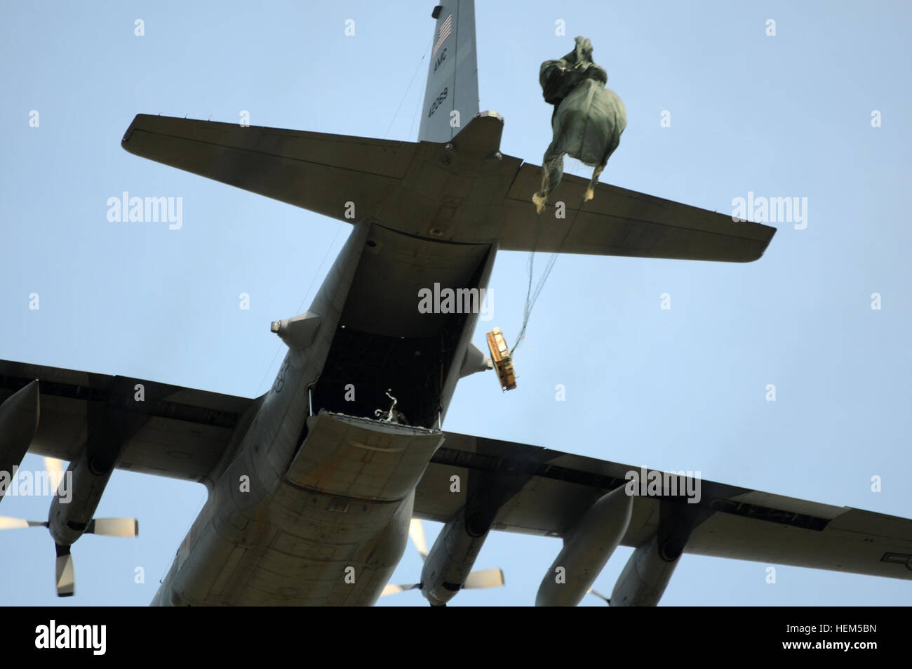 Nahrungs- und Wasservorräte fallen aus einem Flugzeug, betrieben von der 19. Air Wing aus Little Rock, Arkansas Tropfen, Teil einer Low Cost Low Höhe (LCLA) Traning Veranstaltung führte die 82. Sustainment Brigade in Nijmegen Drop-Zone am 3. Mai. 82. Sustainment Brigade Gastgeber LCLA fallen 120503-A-GP111-003 Stockfoto