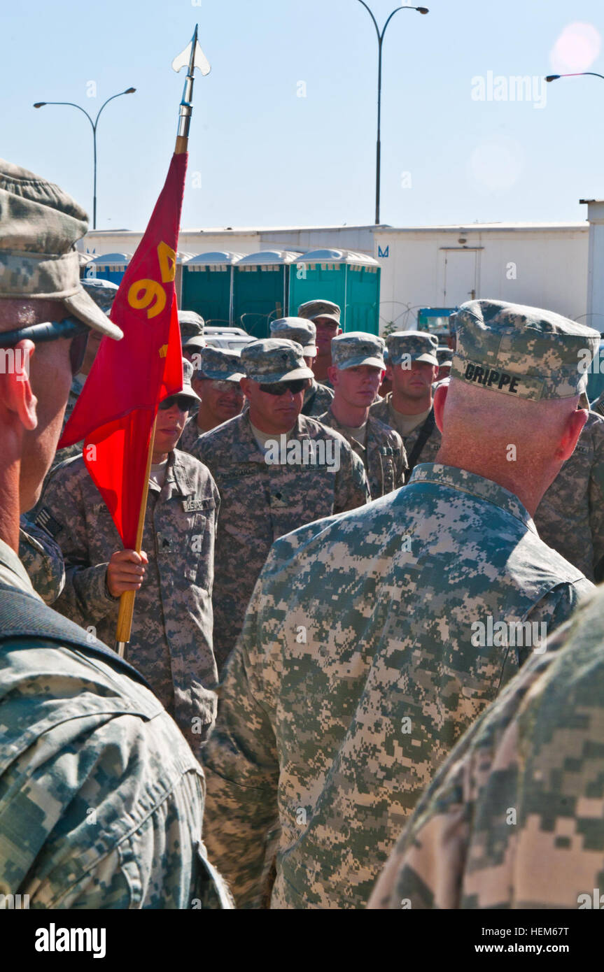 Command Sergeant Major Frank A. Grippe, Befehl Sergeant-Major der US Army Central Command, spricht mit Soldaten aus dem 1. Bataillon, 94. Feldartillerie, vom Joint Base Lewis-McChord, Wash., 17. Mai 2012 im Joint Training Center in Jordanien. Grippe kam nach Jordanien mit Soldaten zu besuchen, und sprechen Sie mit ihnen über anstehende Änderungen in der Armee. Armeeführung besucht Truppen in Jordanien 120517-A-LZ991-536 Stockfoto