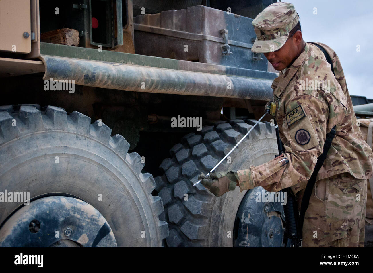 PARWAN Provinz, Afghanistan--US Armee Sgt. Emmanuel Seals, Homer, Louisiana, ein LKW-Kommandant mit 1086th Transportation Company, Louisiana Army National Guard, Task Force Principato, prüft das Öl von seinem palettierte Last System LKW 18.Mai in Vorbereitung auf eine 5-Tage-Konvoi von Bagram Air Field nach vorwärts Operating Base Krieger Afghanistans gefährlich Highway 1. (Foto: U.S. Army Sgt Ken Scar, 7. Mobile Public Affairs-Abteilung) Transport Unternehmen steuert die Nacht auf einem der gefährlichsten Straßen Afghanistans 120518-A-ZU930-005 Stockfoto