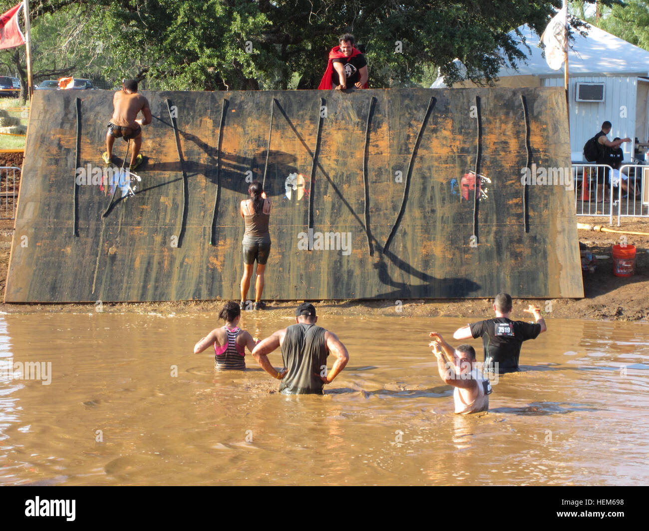 Spartan Race Konkurrenten lassen einen Hindernis-Parcours zu einem Spaziergang durch schlammiges Wasser am 19. Mai 2012 in Burnet, Texas über eine Mauer zu klettern.  Die erste Meile war gerade laufen Hügel hinauf und felsigen Pflaster. Modenr Krieger teilnehmen in Spartan Race 120519-A-UN001-003 Stockfoto Spartan Race Konkurrenten lassen einen Hindernis-Parcours zu einem Spaziergang durch schlammiges Wasser am 19. Mai 2012 in Burnet, Texas über eine Mauer zu klettern.  Die erste Meile war gerade laufen Hügel hinauf und felsigen Pflaster. Modenr Krieger teilnehmen in Spartan Race 120519-A-UN001-003 Stockfoto