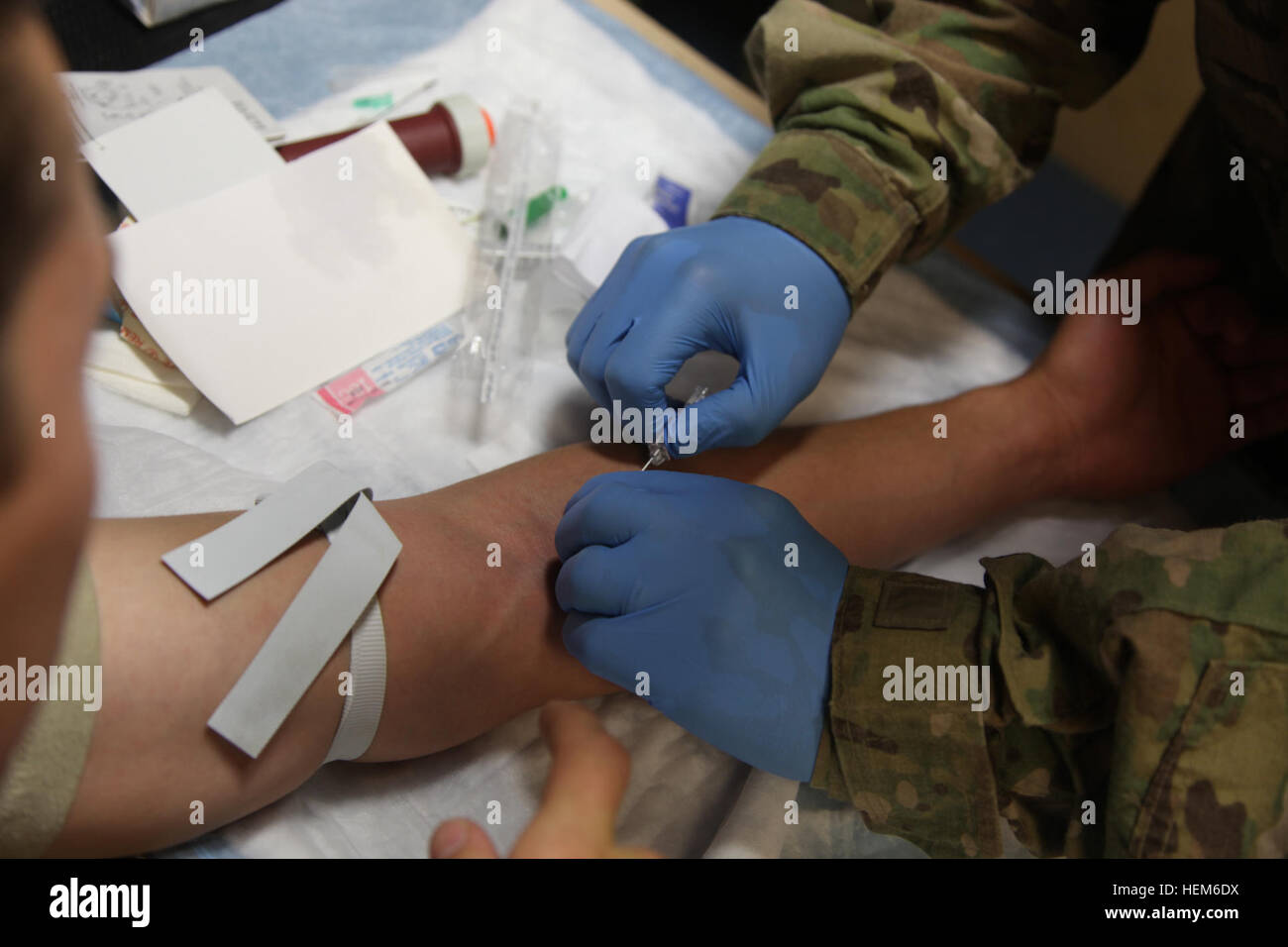 SPC. Nathan Gonzalez mit Charlie Kompanie, 307th Brigade Support Battalion, 1st Brigade Combat Team, 82nd Airborne Division, erhält einen intravenösen Zugang im Arm während des Trainings für den Start einer IV am Forward Operating Base Krieger, Provinz Ghazni, Afghanistan, 28. Mai 2012. (US Armee-Foto von Spc. Andrew Baker/freigegeben) IV. Klasse am FOB Warrior 120528-A-Ni188-061 Stockfoto