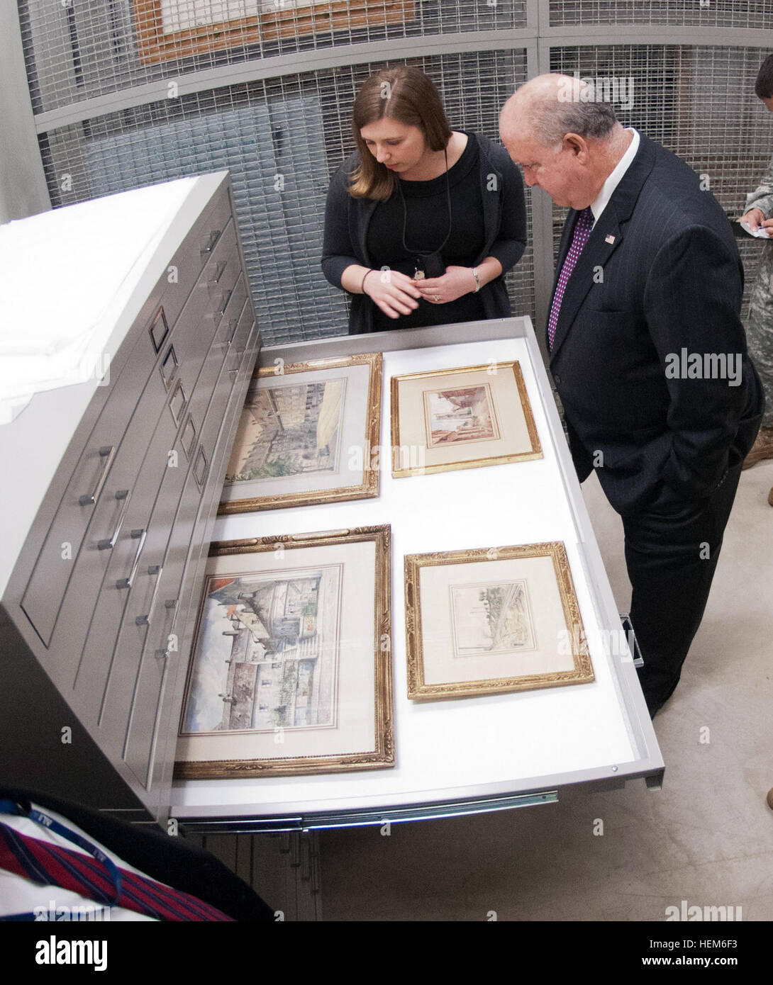 Kunst Kuratorin Sarah Forgey Shows unter Secretary Of The Army Joseph W. Westphal vier Aquarelle von Adolf Hitler bei der US Army Center of Military History Museum Support Center Facility, 30. Mai 2012, am Fort Belvoir, Virginia Während seiner Zeit in Wien und München stützte sich Hitler als Straßenkünstler. Er zweimal an der Wiener Akademie der bildenden Künste und wurde zweimal Eintritt verweigert. Diese vier Aquarelle waren im Besitz von Heinrich Hoffmann, Hitlers persönlicher Fotograf. Westphal besucht das Museum Support Center Facility Situationsbewusstsein und sehen Sie die beeindruckende Sammlung von ov Stockfoto