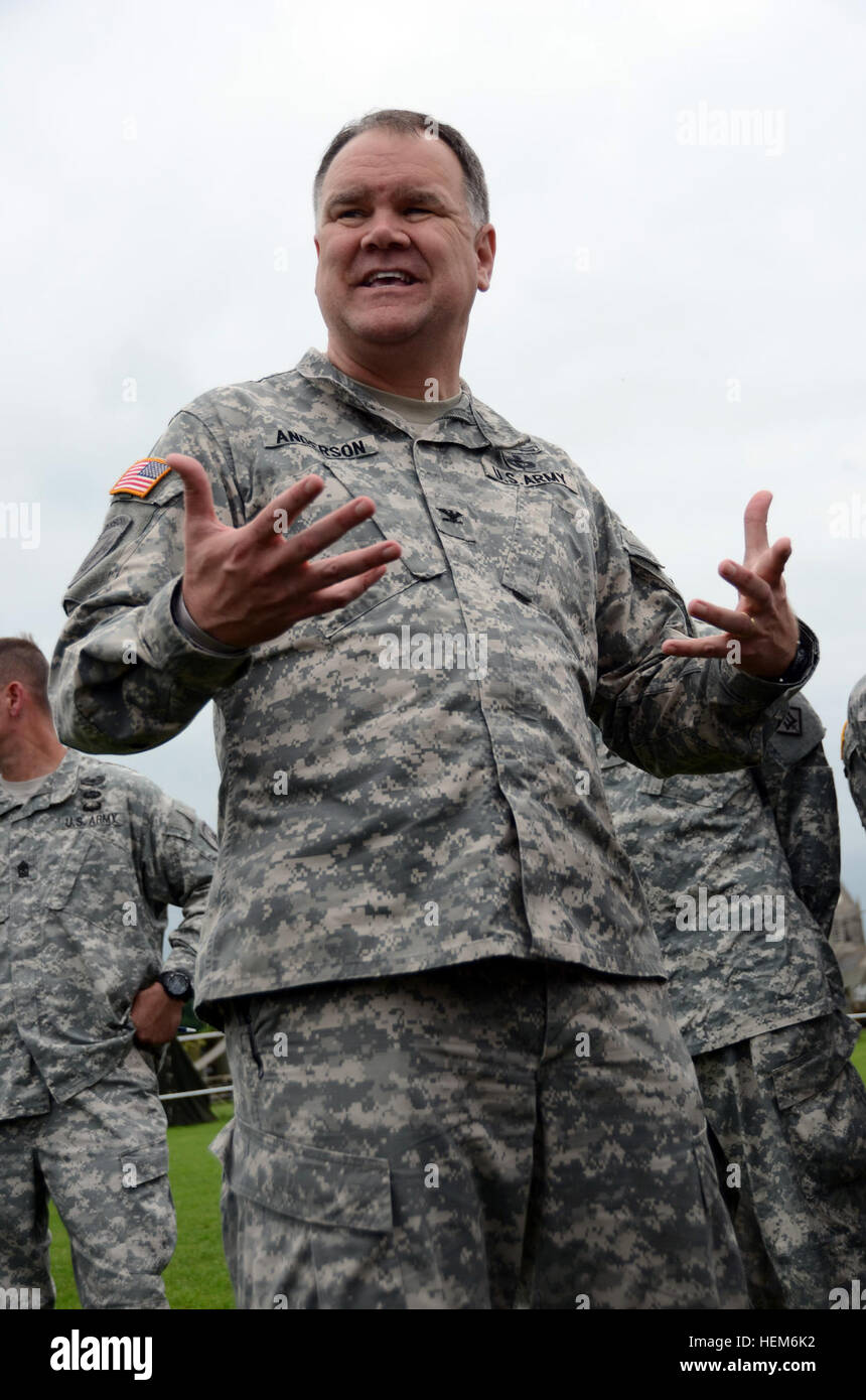 US Armee Oberst Björn Anderson, mit der Vereinigte Staaten Armee zivile Angelegenheiten & psychologische Operations Command (Airborne), vom Fort Bragg, N.C., Slip Soldaten auf ihre Aufgaben und Verantwortlichkeiten während der Teilnahme an Veranstaltungen zum 68. Jahrestag des d-Day Invasion, St, Mere-Eglise, Frankreich, 1. Juni 2012. Fallschirmjäger der Alliierten Nationen sammeln in der Normandie jedes Jahr als Erinnerung an die Wehrpflicht Mitglieder kämpften bei den Bemühungen um Nazi-besetzten Europa während des zweiten Weltkriegs 6. Juni 1944 zu befreien. Das Gedenken beinhaltet Zeremonien für die mehr als 9.000 Service-mem Stockfoto