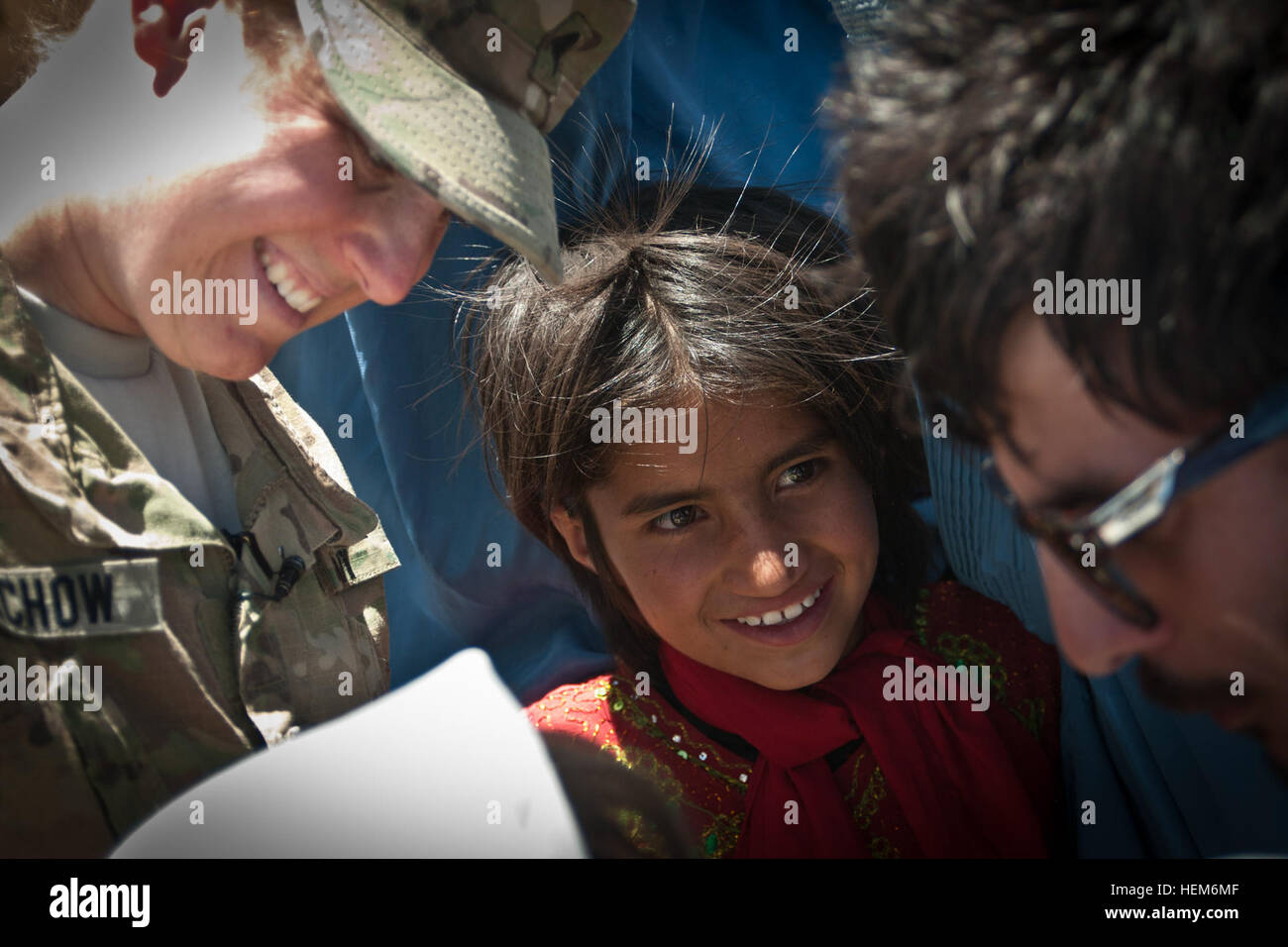 PARWAN Provinz, Afghanistan--Eine junge afghanische Frau teilt ein Gespräch mit US-Army Spc. Helen Jeschow, gebürtig aus Gwelup, N.C., durch Alex, einen Dolmetscher bei der ägyptischen Feldlazarett auf Bagram Air Field.  Jeschow ist Informationsspezialist Unterstützung Operationen mit der 340. Informationen unterstützen Militäroperationen Unit Task Force Tsunami. (Foto: U.S. Army Sgt Ken Scar, 7. Mobile Public Affairs-Abteilung) Greensboro, NC, Native dient mit großen Herzen, hilft afghanischen Kindern 120603-A-ZU930-002 Stockfoto