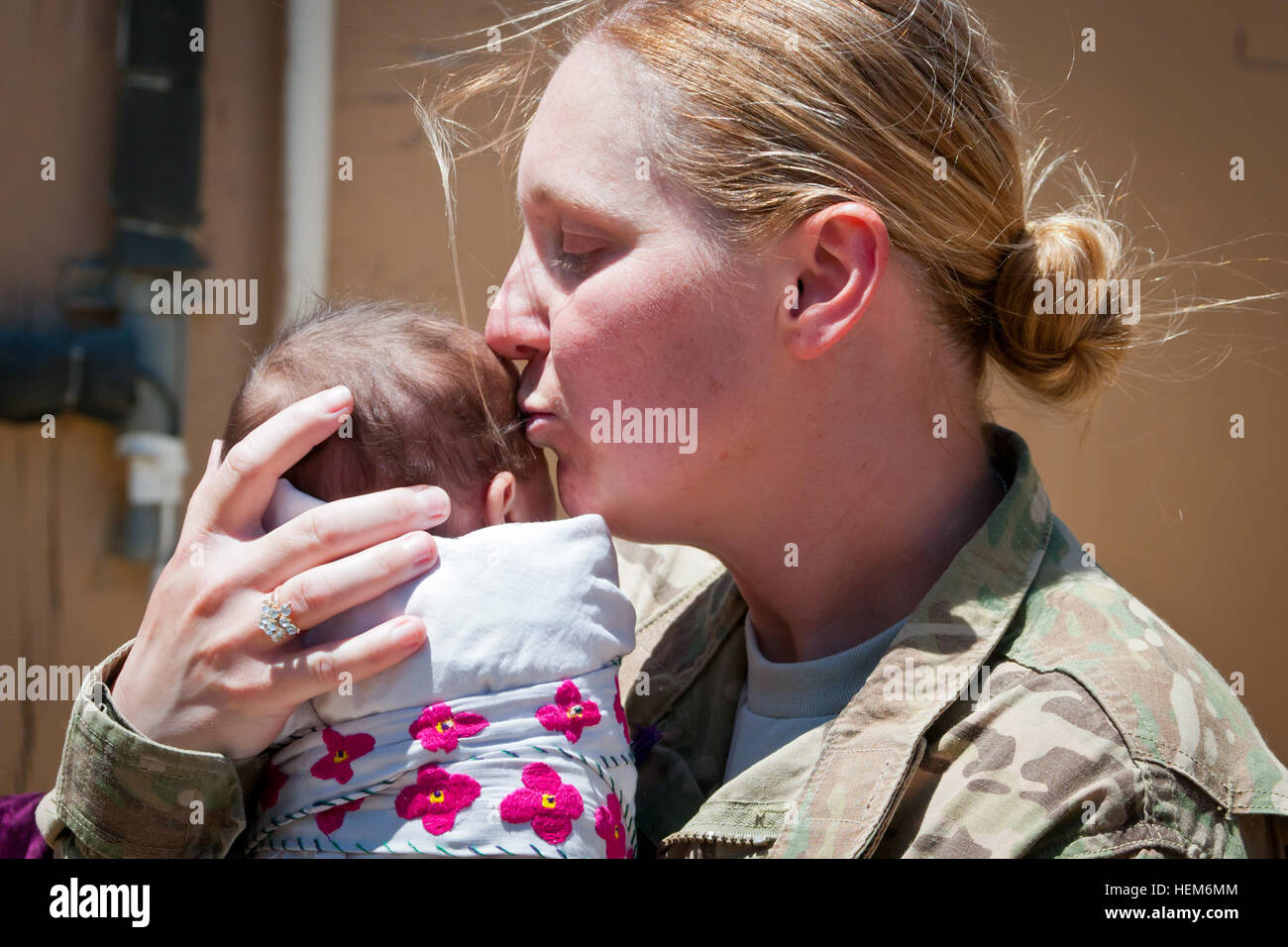 US Army Spc. Helen Jeschow, der aus Greensboro, N.C., Küsse ein drei Monate altes afghanischen Baby, das ihr von der Mutter übergeben wurde am ägyptischen Feldlazarett auf Bagram Air Field, Juni 3. Jeschow ist Informationsspezialist Unterstützung Operationen mit 340. taktische militärische Informationen unterstützen Operations Company, Task Force Tsunami und Freiwilligen im Krankenhaus regelmäßig. Greensboro, NC, Native dient mit großen Herzen, hilft afghanischen Kindern 120603-A-ZU930-010 Stockfoto