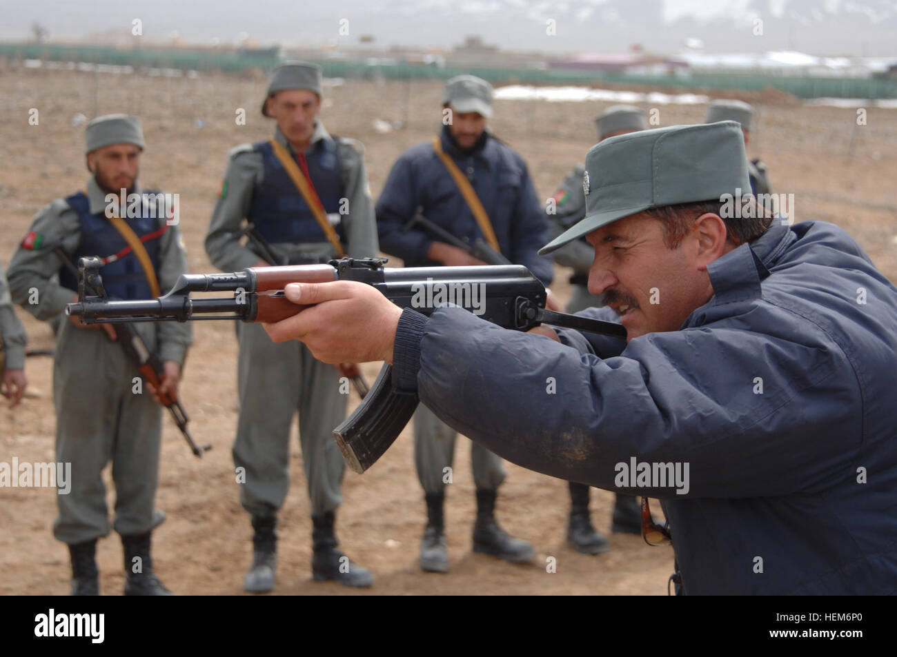 Am 17. März 2007 veranschaulicht Instruktor Afghanistan nationalen Polizei (ANP) Ziel ist es eine AK-47 Gewehr stehend an einer Strecke in der Nähe von Regional Training Center für die ANP in Gardez, Afghanistan. (US-Armee Foto von SSG Michael Bracken.)  Freigegeben zur Veröffentlichung von MAJ Donald Korpi HHC 4th BCT, 82D ABN DIV DSN - 318-851-1538 afghanische AKS-47 Stockfoto