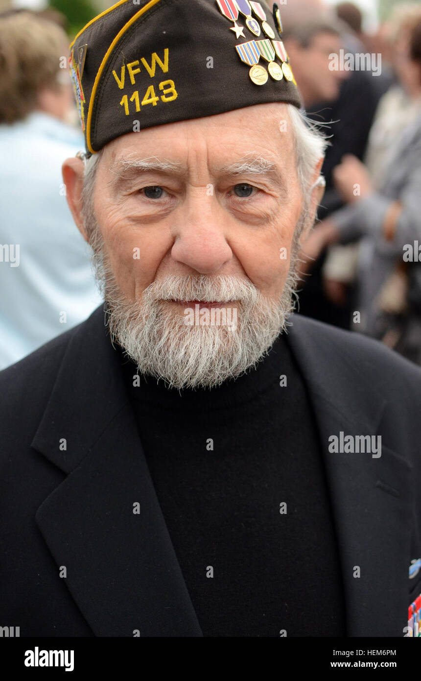 Eine Veteran US Armee des zweiten Weltkrieges aus der 101. US-Luftlandedivision Uhren eine Zeremonie, die zum 68. Jahrestag des d-Day Invasion, Carentan, Frankreich, 4. Juni 2012 stattfand. Fallschirmjäger der Alliierten Nationen sammeln in der Normandie jedes Jahr als Erinnerung an die Wehrpflicht Mitglieder kämpften bei den Bemühungen um Nazi-besetzten Europa während des zweiten Weltkriegs 6. Juni 1944 zu befreien. Das Gedenken, das Zeremonien für die mehr als 9.000 Service-Mitglieder, die ihr Leben während der Invasion und Luftlandeoperationen umfasst, ermöglicht die Hommage an Thos beteiligten Länder Stockfoto