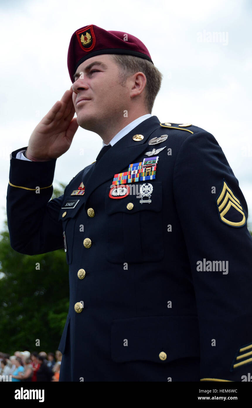 US Army Fallschirmjäger Staff Sgt Grant Schacht, statt von Joint Special Operations Command in Fort Bragg, N.C., macht ein Gruß im Rahmen einer Feierstunde zum 68. Jahrestag des d-Day Invasion, Ranville, Frankreich, 6. Juni 2012. Fallschirmjäger der Alliierten Nationen sammeln in der Normandie jedes Jahr als Erinnerung an die Wehrpflicht Mitglieder kämpften bei den Bemühungen um Nazi-besetzten Europa während des zweiten Weltkriegs am 6. Juni 1944 zu befreien. Das Gedenken, das Zeremonien für die Service-Mitglieder, die ihr Leben während der Invasion und Luftlandeoperationen umfasst, ermöglicht der Entwicklungsdienst Stockfoto