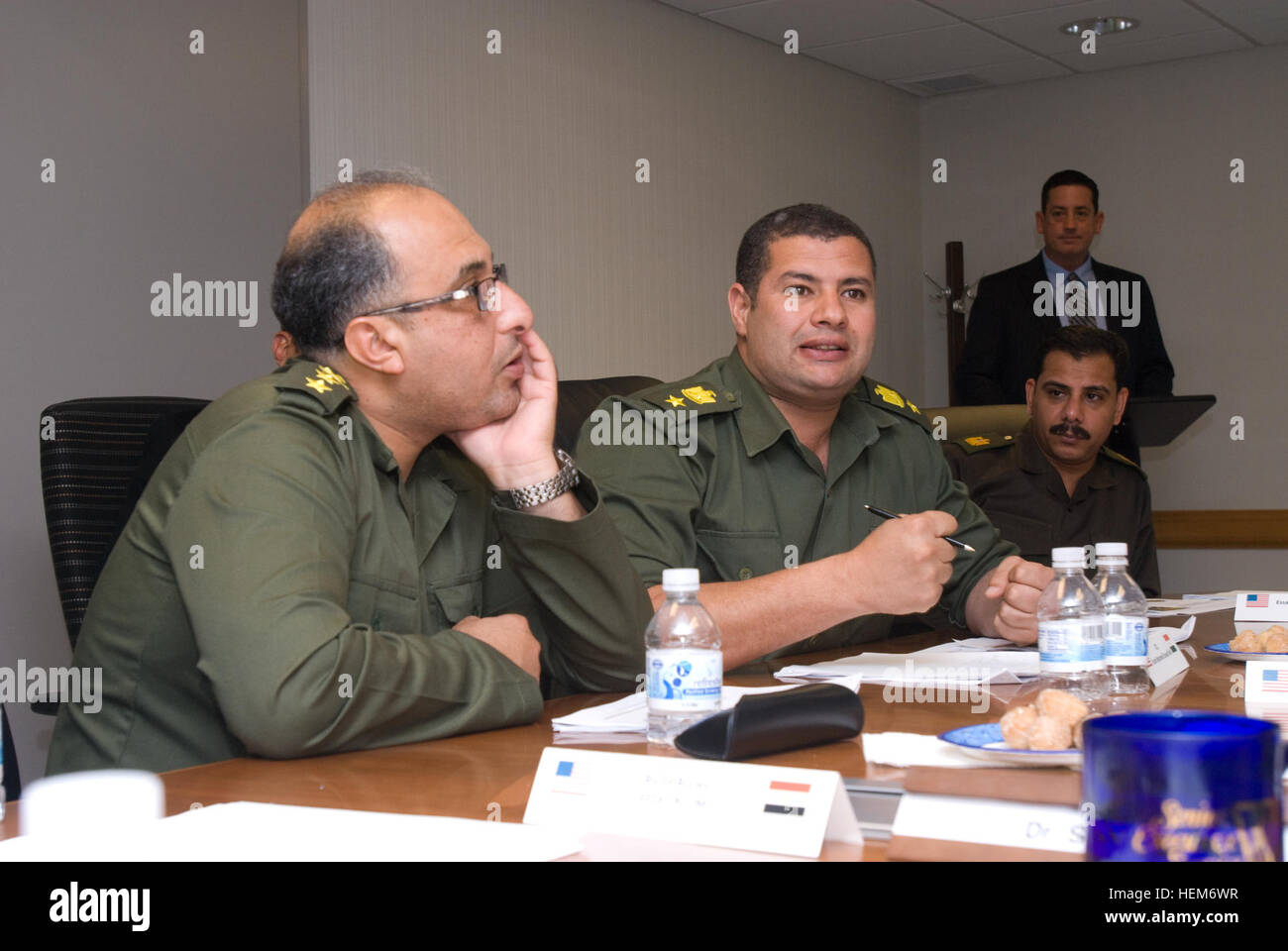 Ägyptische Armee Oberstleutnant Essam Abdalla Sayed Ahmed Abdelfattah fragt bei einem Briefing am Forschungsinstitut US-Armee während der 2012 Egypt-United Staaten militärische Informationsaustausch 6.Juni in Fort Belvoir, Virginia Der Austausch von US Army Central Command, der 352. Civil Affairs-Befehl und die 2. Psychological Operations Group unterstützt zusammengebracht zivile Angelegenheiten und militärische Informationen Unterstützung Betriebspersonal der zwei Nationen zivilen Unterstützung und Disaster Response zu diskutieren. Ägyptische Armee Oberstleutnant Essam Abdalla Sayed Ahmed Abdelfattah, zweiter von links, fragt eine Frage Stockfoto