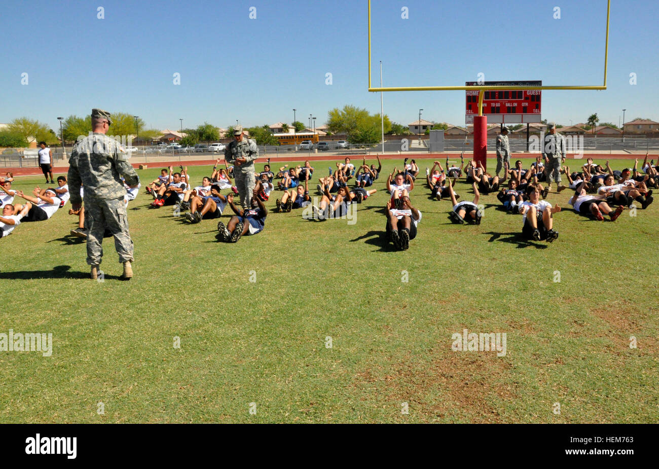 Nachwuchsathleten aus Dysart und La Jolla High School führen körperliche Bereitschaft Training während der Nationalgarde High School Player Development Program statt an der High School Dysart, 11-14 Juni. Die vier-Tage-Camp veranstaltet von der Nationalgarde und der National Football League, unterstützt mehr als 150 junge Athleten mit lernen verschiedene Fähigkeiten zu positionieren, sowie einen Einblick wie man richtig für das College vorbereitet. 1..2..3... 120614-A-TA763-006 Stockfoto