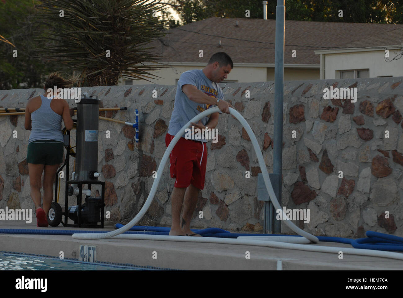 Bobby G. Carrasquillo Jr., Hilfe ein Rettungsschwimmer und Erholung für die Moral, Wohlbefinden und Erholung, Verpackung Reinigung Pool Wasserschlauch nach Morgen Cleanup um die Gemeinschafts-Pool in Fort Bliss, Texas, 20. Juni 2012 beginnt. Carrasquillo ist ein Armee-Veteran, die vier Jahre aktiven Dienst Service serviert. Rettungsschwimmer hier in Fort Bliss 120620-A-ZT122-009 Stockfoto