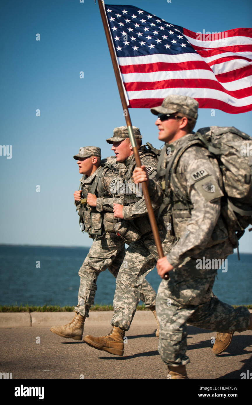 SPC. Mitchell Eidsvold links (), Spc. Michael Hons (Mitte) und Sergeant Scott Jenson (rechts) des 191. Military Police Company-Rennens in Richtung Ziellinie der gefallenen Soldaten Gedenkstätte 12K laufen, während mit voller Kampfausrüstung und die amerikanische Flagge. Der Lauf fand am 23. Juni 2012 im Devils Lake, N.D. (US Army National Guard Foto von Sgt. Brett Miller, 116. Public Affairs-Abteilung) (Freigegeben) Flickr - der US-Armee - gefallenen Soldaten Gedenkstätte 12K laufen Stockfoto