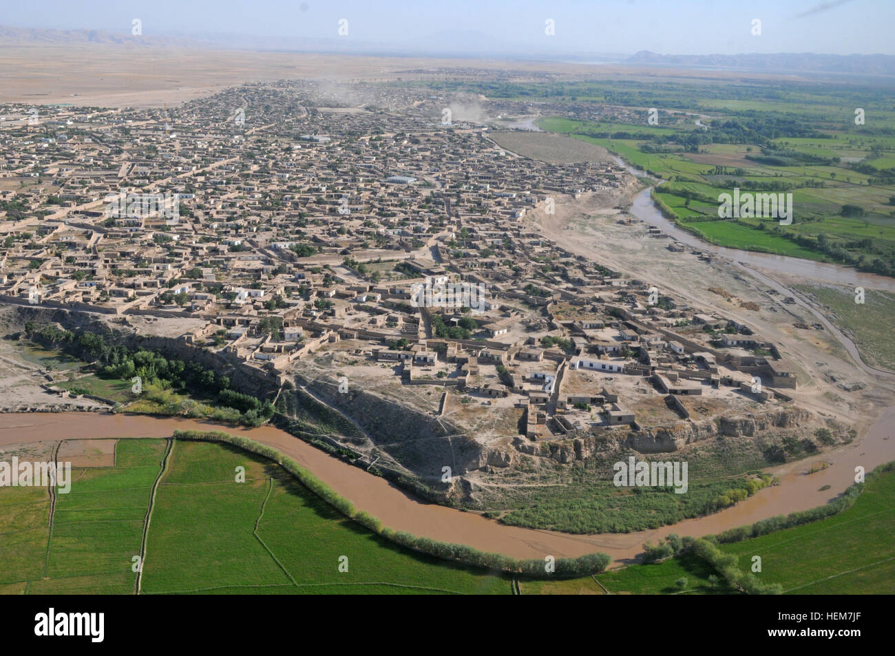 Eine Luftaufnahme aus dem Fenster ein Blackhawk Hubschrauber über Khawajah Bahawuddin, Provinz Badakhshan, Afghanistan, 27. Juni 2012. (37. IBCT Foto von Sgt. Kimberly Lamb) (Freigegeben) 120627-A-LE308-129 Stockfoto