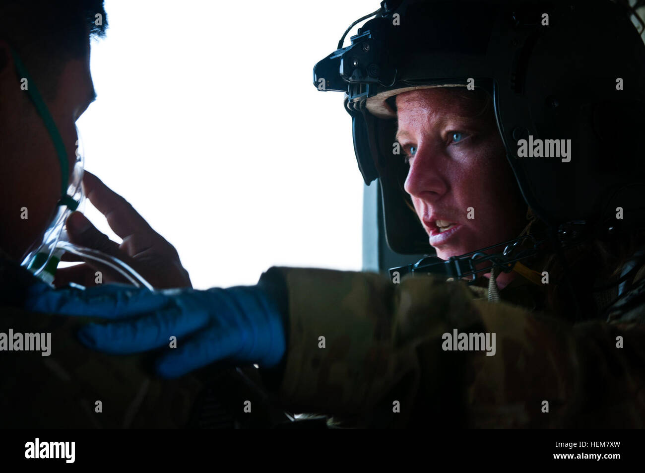 US Army Staff Sgt Erin Gibson, 31, Covington, Ohio, passt und Sauerstoff Maske an einem Medevac-Patienten Provinz Logar, Afghanistan, Juli 8. Gibson ist eine Flug-Medic mit Task Force Corsair, 82. Combat Aviation Brigade auf Forward Operating Base Schaft dienen. "Sie sollen wissen, dass du tust alles, was Sie, um die Schmerzen zu nehmen können", sagte Gibson. Die besten Soldaten für die schlimmsten Momente, fliegt Medevac, Tag und Nacht 625498 Stockfoto