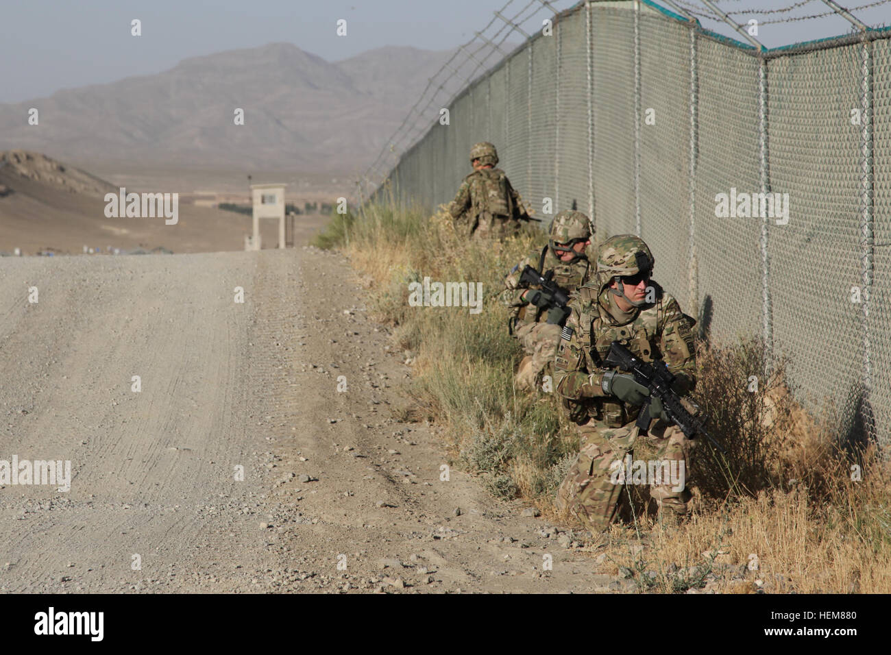 US-Soldaten mit der 203. Donner Corps Berater Gruppe durchführen eine Fuß-Patrouille zu einem Außenposten, die Umgebung nach vorne Operating Base Thunder, Provinz Paktia, Afghanistan, 20. Juli 2012. Die Patrouille wurde getan, um die Bedingungen des Außenpostens zu prüfen. (US Armee-Foto von Sgt. Kimberly Trumbull/freigegeben) Fuß Patrouille in FOB Thunder 120720-A-PO167-001 Stockfoto