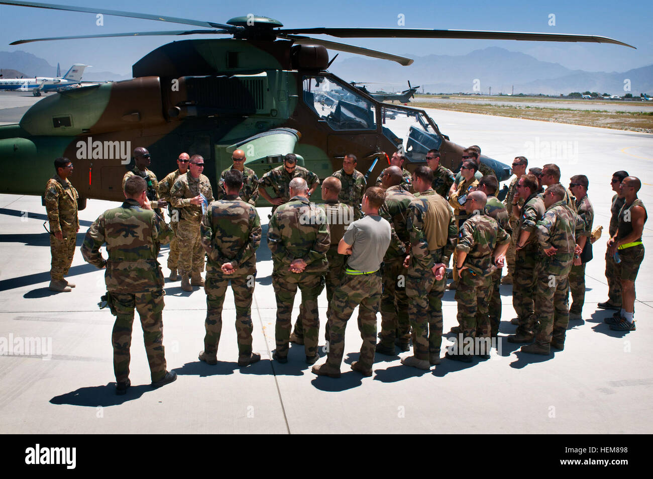 Provinz KABUL, Afghanistan - US Armee Oberst TJ Jamison befasst sich eine Kontingent der Flieger von Task Force Mousquetaire, französische Luftfahrt Truppen stationiert am internationalen Flughafen von Kabul, Afghanistan, Juli 21, vor einer EC 665 Eurocopter Tigre als Führungspositionen aus den 82. Combat Aviation Brigade traf mit TF Mousquetaire Führer und Piloten Flugzeuge Möglichkeiten zu vergleichen und diskutieren Methoden zur besseren Unterstützung gegenseitig in den Himmel über Ost-Afghanistan. (Foto: US-Armee Sgt. 1. Klasse Eric Pahon) TF-Pegasus-Mitarbeiter Touren französische Flugzeuge für multilaterale Verständnis der capabi Stockfoto