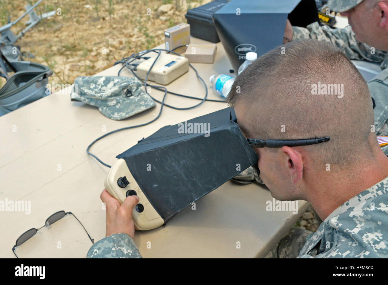 US Army Staff Sgt. Jeremy Phetteplace von Manhattan, Kansas, sieht durch den Bildschirm eines Hand-Controller für ein Raven B kleine Unmanned Aerial Vehicle bei einem Testflug in Fort Chaffee, Arkansas, 25. Juli 2012. Die Taste auf der Oberseite steuert das Flugzeug Gas. (Foto: US-Armee Sgt. 1. Klasse Clinton Holz/freigegeben) Raven Sie Mission 120725-A-HX393-894 Stockfoto