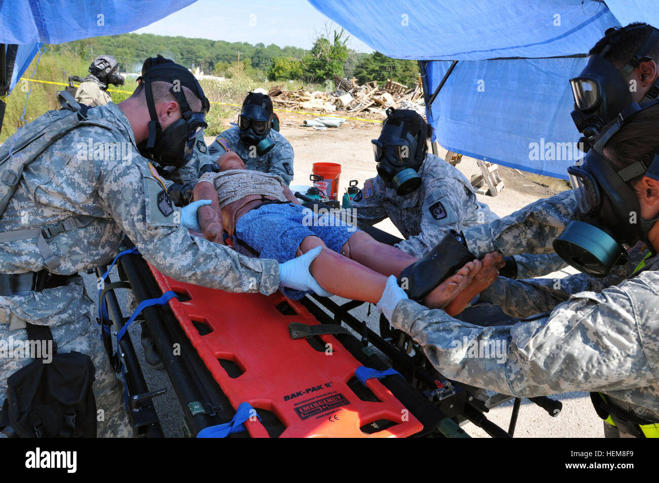 US-Soldaten der 547th Bereich medizinische Unterstützungskompanie, 56. multifunktionale Sanitätsbataillons, 62. medizinische Brigade, Joint Base Lewis-McChord (links), Washington, Verbünde dich bei der Unfall-Sammelstelle mit Soldaten des 44. Chemical Company, 2. Bataillon chemische 48. chemische Brigade, Fort Hood, Texas, zur Behandlung eines verletzten und kontaminierten Dummys während einer Messe chemischen Dekontamination Übung am Camp Atterbury, ind. , 29. Juli 2012. (US Armee-Foto von Sgt. Mark Cloutier/freigegeben) Synergie ein muss für Masse chemischen Dekontamination Erfolg 120729-A-EB958-022 Stockfoto