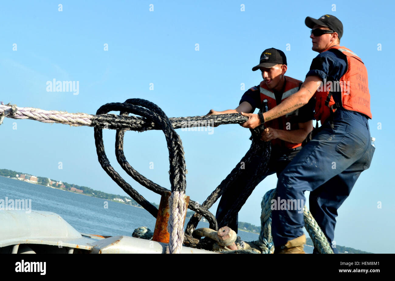 SPC. Alexander Meese und Spc. Adam Kagnhieser, Jetboot Operatoren für Generalmajor Winfield Scott, großen Schlepper 805, anziehen im Frachtraum der Landing Craft Utility 2006 ihre Schlepper, wie sie unterwegs von US Coast Guard Training Center Yorktown 3. August bekommen. Die Besatzung, 73. Transportation Company, 10. Transport-Bataillon, 7. Sustainment Brigade zugewiesen war einerseits zur Unterstützung der Ausbildung von marine Warrant Officers absolvieren derzeit erweiterte Zertifizierungskurs in Fort Eustis durchgeführt. Wasserbasierte Soldaten Band 2, Tug Leben 642268 Stockfoto