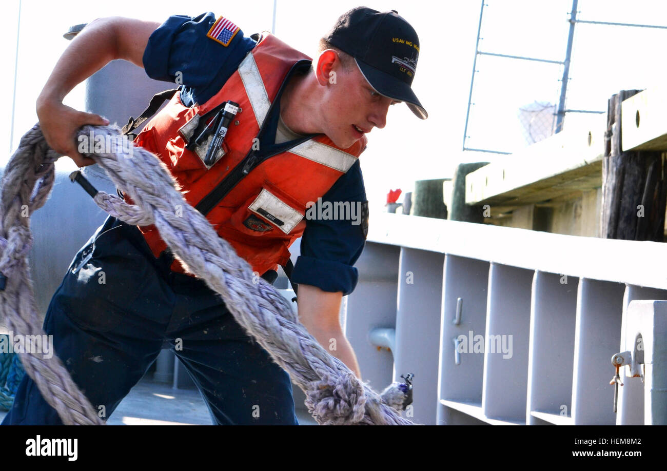 SPC. Alexander Meese, ein Jetboot-Operator für Generalmajor Winfield Scott, großen Schlepper 805, beginnt zu synthetischen Zeilen aus der Schlepper zu lösen, wie sie im Gange von US Coast Guard Training Center Yorktown 3. August bekommen. Meese und der Rest der Crew, 73. Transportation Company, 10. Transport-Bataillon, 7. Sustainment Brigade zugewiesen wurde einerseits zur Unterstützung der Ausbildung von marine Warrant Officers absolvieren derzeit erweiterte Zertifizierungskurs in Fort Eustis durchgeführt. Wasserbasierte Soldaten Volume 2 Tug Leben 642267 Stockfoto