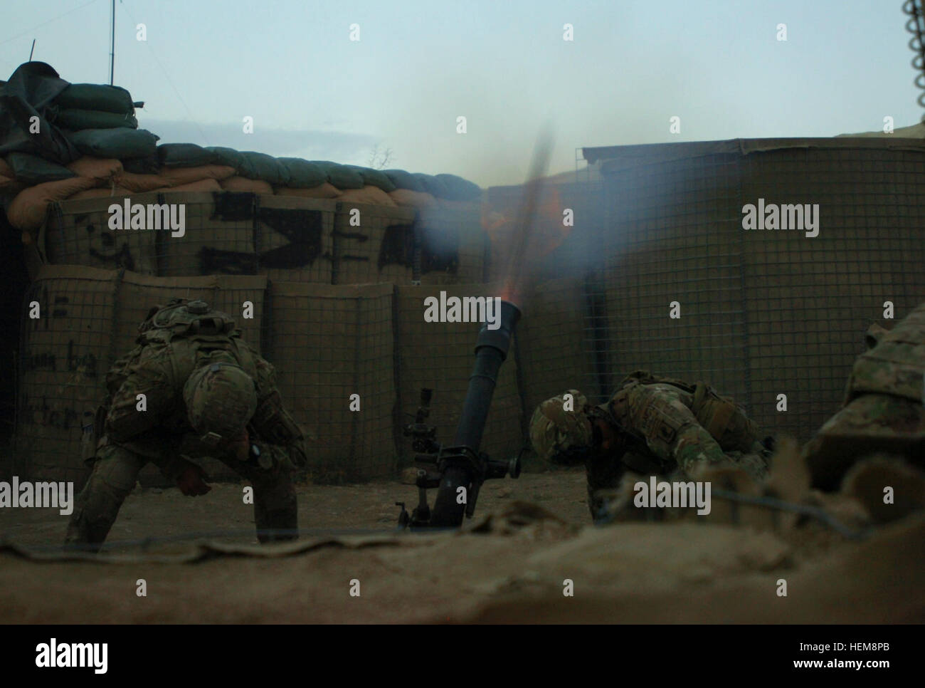 Provinz LOGAR, Afghanistan--US Army Mortarmen mit Hauptsitz und Stabskompanie, 1. Bataillon, 503. Infanterie-Regiment, Task Force 173rd Airborne Brigade Combat Team, Feuer ein 81mm Mörser Runde als Bestandteil einer Feuer-Mission bei Combat Outpost Kherwar in Logar Provinz Afghanistans, Aug. 6. (Foto: U.S. Army: Sgt. Michael Sword, Task Force 173 Public Affairs) 1-503 Mortarmen Feuer Runden in der Provinz Logar %%% E2 %%% 80 %%% 99s Kherwar Disrict 642363 Stockfoto