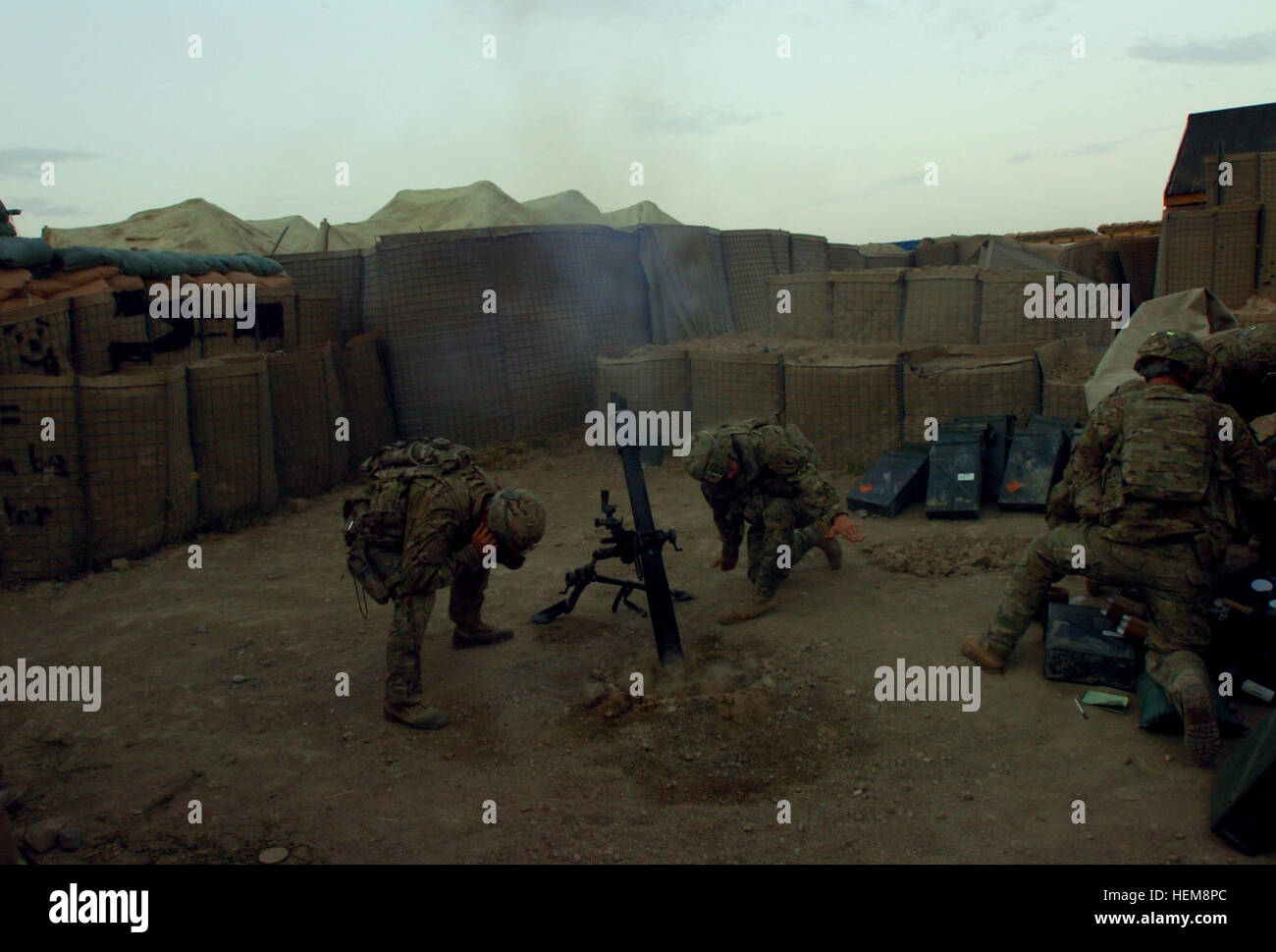 Provinz LOGAR, Afghanistan--US Army Mortarmen mit Hauptsitz und Stabskompanie, 1. Bataillon, 503. Infanterie-Regiment, Task Force 173rd Airborne Brigade Combat Team, Feuer ein 81mm Mörser Runde als Bestandteil einer Feuer-Mission bei Combat Outpost Kherwar in Logar Provinz Afghanistans, Aug. 6. (Foto: U.S. Army: Sgt. Michael Sword, Task Force 173 Public Affairs) 1-503 Mortarmen Feuer Runden in der Provinz Logar %%% E2 %%% 80 %%% 99s Kherwar Disrict 642364 Stockfoto