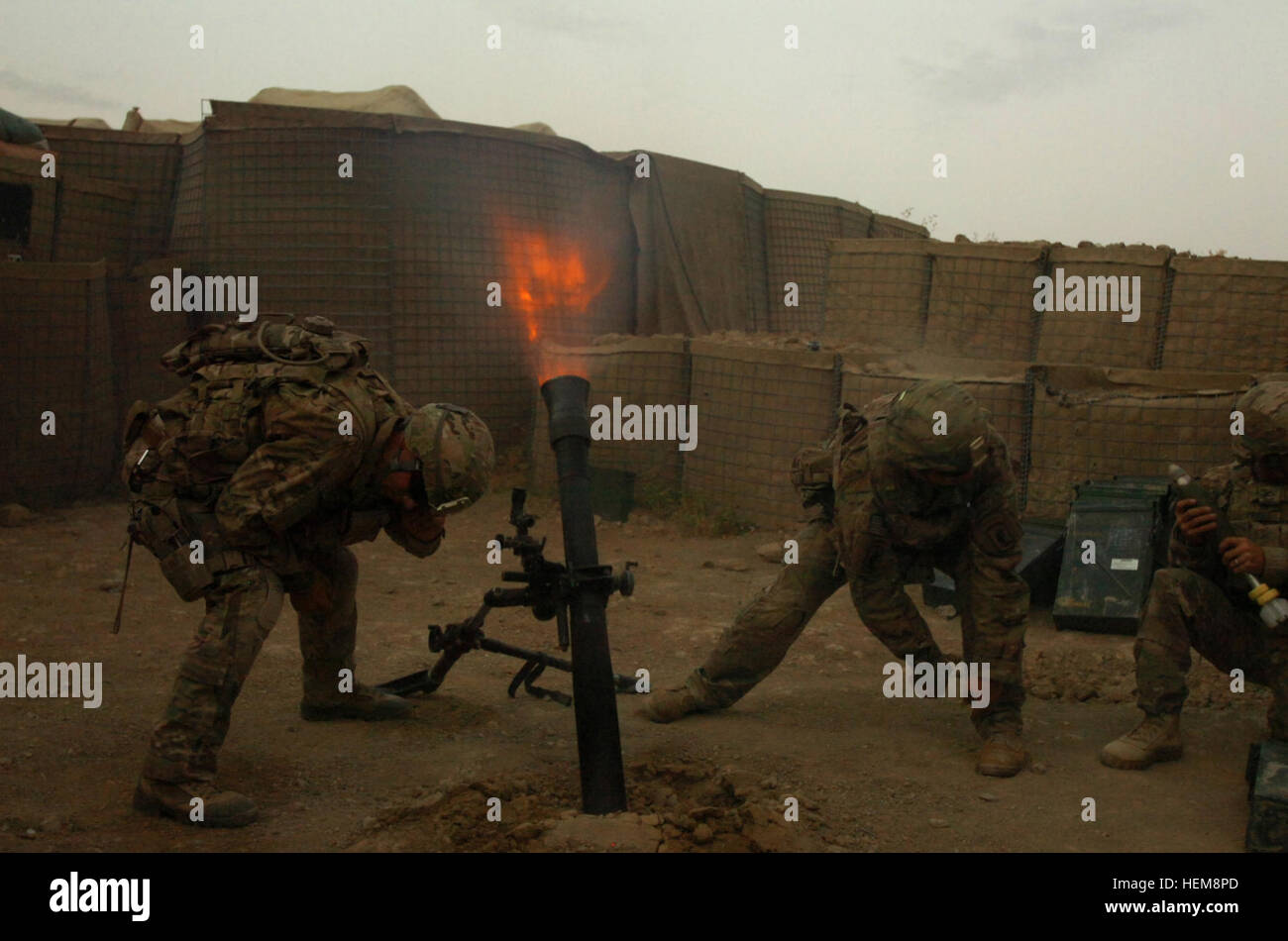 Provinz LOGAR, Afghanistan – (von rechts) US Armee Pfc. Philip Preis von St. Paul, Minnesota, bereitet zur hand eine 81mm Mörser Runde US Armee Pfc. Derek Kilbourne von Spokane, Washington, während der US-Armee Pfc. Chris Snyder, ein Eingeborener von Harrisburg, Pennsylvania, durch die Runde während einer Feuer-Mission bei Combat Outpost Kherwar, Aug. 6 Feuer steht.  Alle drei sind Mortarmen mit Hauptsitz und Stabskompanie, 1. Bataillon, 503. Infanterie-Regiment, Task Force 173rd Airborne Brigade Combat Team (Foto: U.S. Army: Sgt. Michael Sword, Task Force 173 Public Affairs) 1-503 Mortarmen Feuer Runden in Logar Prov Stockfoto
