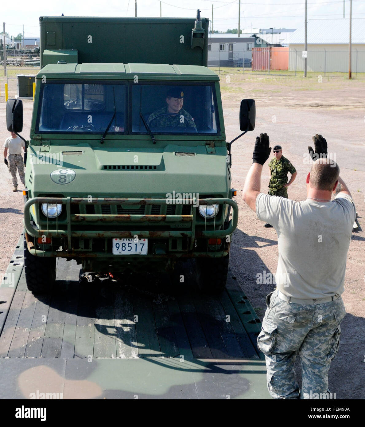Mit der Führung und Leitung des Spc. Jeremy Oburn, ein motor Transport Operator mit der 131. Transportation Company, eine Einheit von Pennsylvania Army National Guard und ein Lewistown PA stammende fährt Kapitän Jacquie Field, G4 Logistik-Offizier für die 32. kanadischen Brigade-Gruppe und eine native, Sudbury, Ontario einen Licht Support Vehicle Wheeled LKW den Anhänger eines der 131. Trans Gesellschaft 915A5 Freightliner hier am 13. Aug. , 2012. (Foto von Sgt. Matthew G. Keeler, 109. Mobile Public-Affairs-Abteilung) Kanadischen militärischen Konvoi Mission 120813-A-IX787-725 Stockfoto