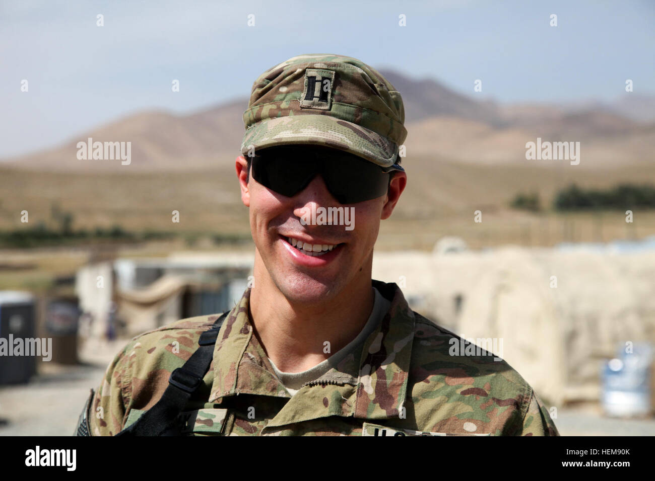 US Army Captain Joey Fix, Brände Support Officer für 2. Bataillon, 503. Infanterieregiment, 173rd Airborne Brigade Combat Team, bei Combat Outpost Sayed Abad in der afghanischen Provinz Wardak, 14. August. Festlegen, bereitgestellt mit seinem Bruder Bobby am selben Cop "Es ist schön," sagte Joey. "Wir versuchen in der Regel mindestens eine Mahlzeit gemeinsam haben und hier laufen beginnt, wieder wettbewerbsfähig zu sein." Brüder auf gleichen COP mit 173. 651216 bereitgestellt Stockfoto