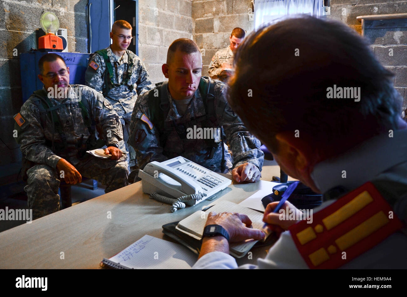 US Army Sergeant von Headquarters und Headquarters Company, 1. kombiniert Arme Bataillon 118. Infanterie-Regiment, 218. Manöver Enhancement Brigade (MEB), South Carolina National Guard Kontaktinformationen verleiht der Polizei Chef Role-player während einer Streitkräfte KFOR (Kosovo)-Übung auf der Joint Multinational Readiness Center in Hohenfels, Deutschland, 23. August 2012. KFOR XVI bereitet die 218. MEB, der KFOR-Mission der Durchführung friedensunterstützende Operationen zur Unterstützung der zivilen Behörden zu übernehmen.  Dies trägt zur Aufrechterhaltung eines sicheren Umfelds im Kosovo durch die Durchsetzung der pr Stockfoto