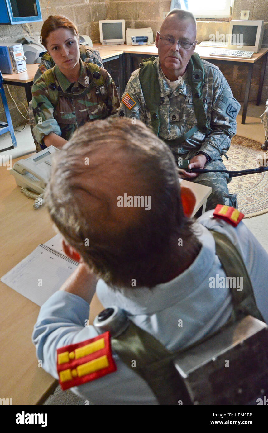 US Army Staff Sgt Jeffrey Carter (rechts) von Headquarters und Headquarters Company, 1. kombiniert Arme Bataillon, 118. Infanterie-Regiment, 218. Manöver Enhancement Brigade (MEB), South Carolina National Guard hört ein Polizei-Chef-Role-player in einem Schlüssel Führer Engagement während einer Streitkräfte KFOR (Kosovo)-Übung auf der Joint Multinational Readiness Center in Hohenfels, Deutschland, 24. August 2012. KFOR XVI bereitet die 218. MEB, der KFOR-Mission der Durchführung friedensunterstützende Operationen zur Unterstützung der zivilen Behörden zu übernehmen.  Dies trägt zur Aufrechterhaltung eines sicheren Umfelds Stockfoto