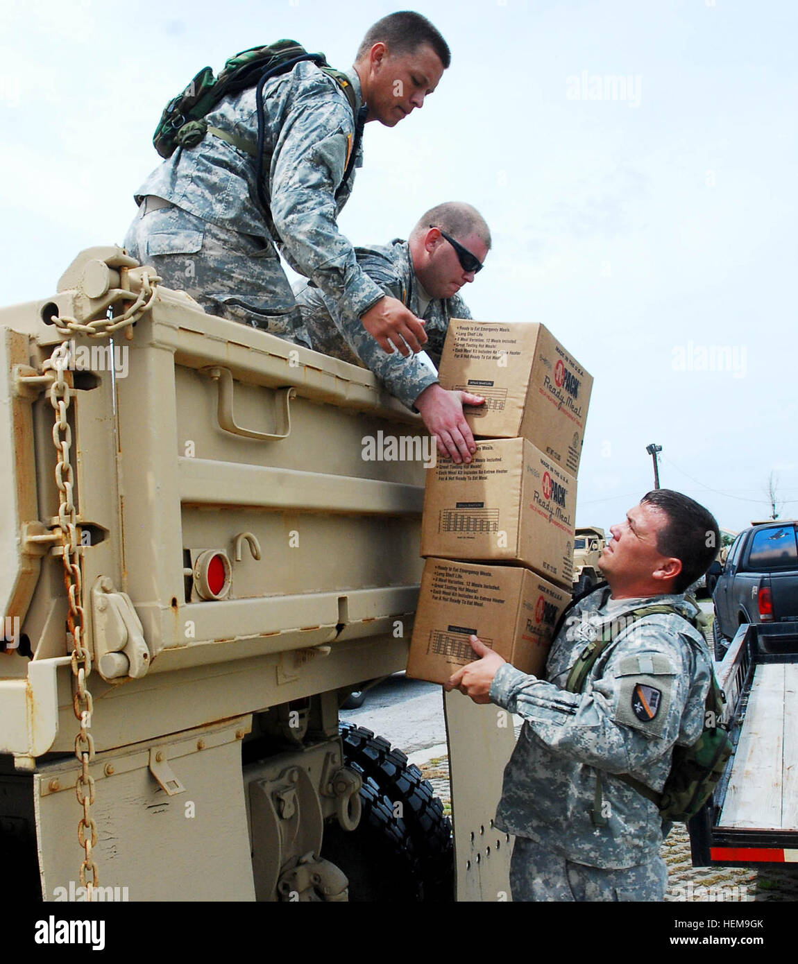 HAMMOND, Louisiana - Soldaten mit 1020th vertikale Ingenieur-Unternehmen, 527th Engineer Battalion, sammeln MREs und Wasser aus einem Blackhawk zur Verteilung bei der Notfall-Operation-Center in Grand Isle, 31. August 2012. Die LANG hat mehr als 8.000 Soldaten und Piloten bereit, unterstützen unsere Bürgerinnen und Bürger, lokale & staatliche Behörden zur Unterstützung der. (Foto: U.S. Army Hurricane Isaac Operationen. (Foto von Sgt. Rashawn D. Preis, 241st Mobile Public-Affairs-Abteilung, Louisiana Army National Guard/veröffentlicht.) Louisiana Nationalgarde unterstützt Bürgerinnen und Bürger von Louisiana nach Hurrikan Isaac 120831-A-EO763-122 Stockfoto