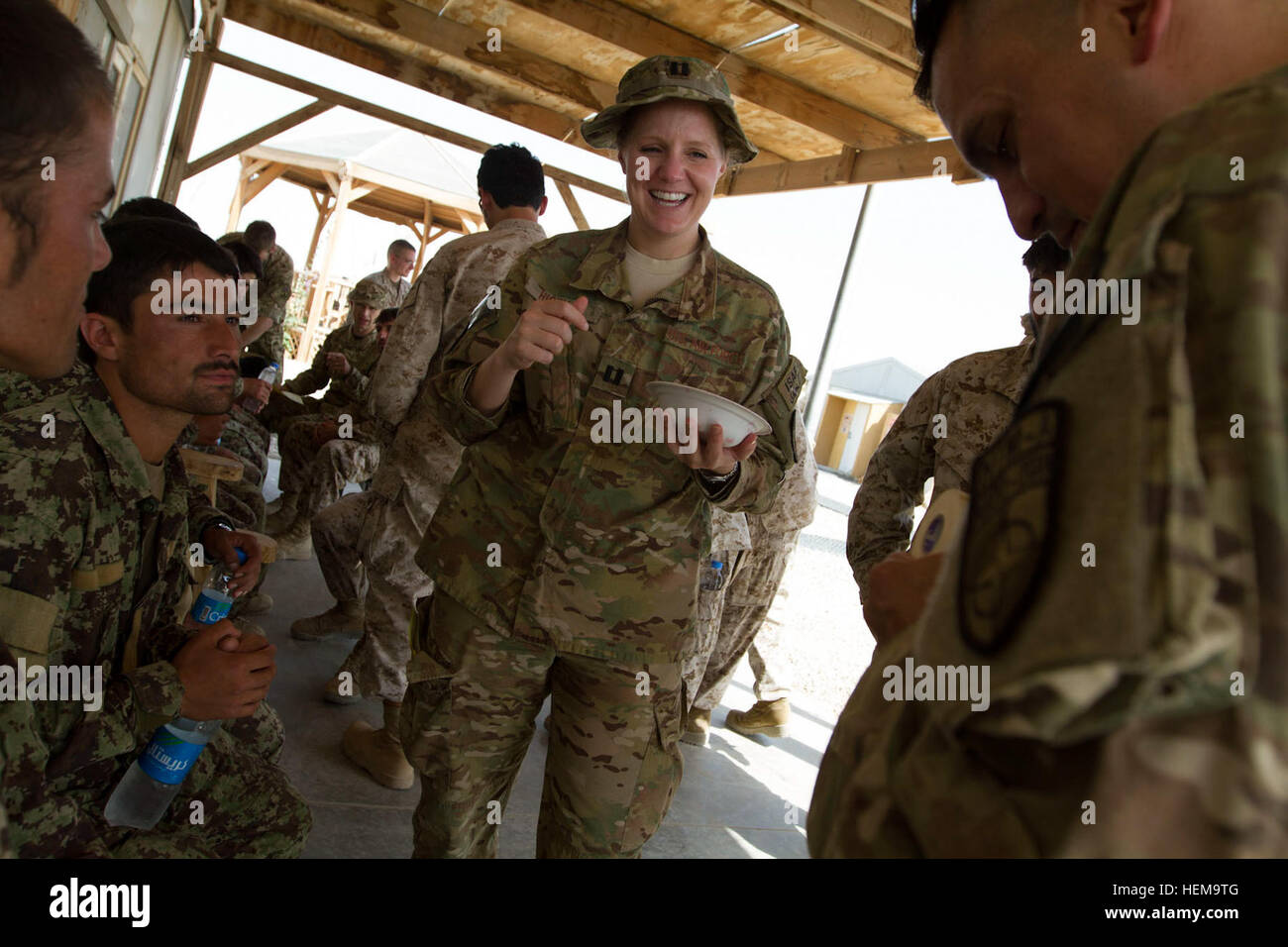 US Air Force Captain Andrea Hickman, der medizinischen Beratung Trainingsgruppe Teamleiter mit regionaler Unterstützung Befehl Südwesten, NATO Training Mission Afghanistan Uhren U.S. Navy Hospital Corpsman Chief Gus Gonazalez, die MTAG Unteroffizier verantwortlich, erarbeiten eine Ausbildungshilfe auf Band während der Vorbereitungen für eine mass Casualty Übung auf Lager Shorabak, Provinz Helmand, Afghanistan, 9. September 2012. Die Übung fand um ANA medizinischen Personals auf Lager Shorabak organisieren und optimieren ihre mass Casualty Behandlungspläne zu helfen. (US Armee-Foto von Bill Putnam/freigegeben) ANA mass Casualty mögens- Stockfoto