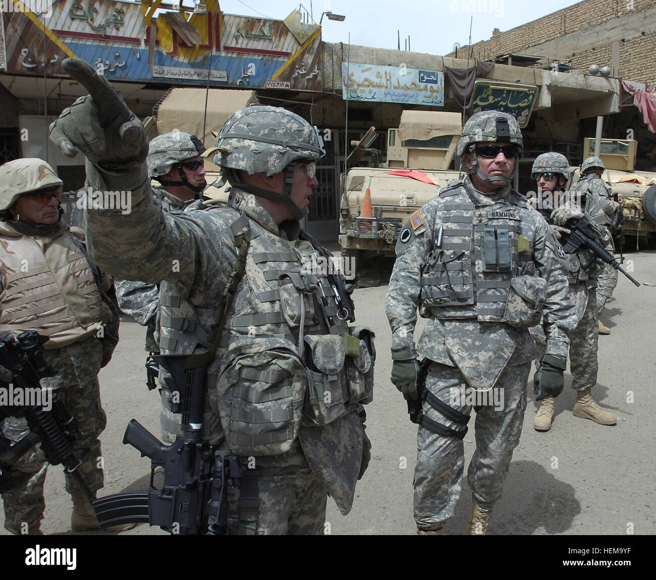 Kol. Ricky D. Gibbs, 4th Infantry Brigade Combat Team, 1. Inf. Div. Kommandant, weist darauf hin Schlüsselstellen in der Douro-Markt, Major General Jeffery W. Hammond, Kommandeur der 4. US-Infanteriedivision während eines Besuchs in Stadtteil Rashid, April 26. Die 4. US-Infanteriedivision auf das Ersetzen der 1. Kavallerie-Division in Bagdad noch in diesem Jahr steht. AM 23. Dezember 2006 der Douro-Markt hatte drei Unternehmen öffnen und heute gab es mehr als 200 Geschäfte geöffnet. (Foto: US-Armee Sgt. 1. Klasse Robert Timmons, 4. IBCT, 1. Inf. Div.) (Freigegeben) (Veröffentlicht von Master Sergeant David Larsen) Besuch in th Stockfoto