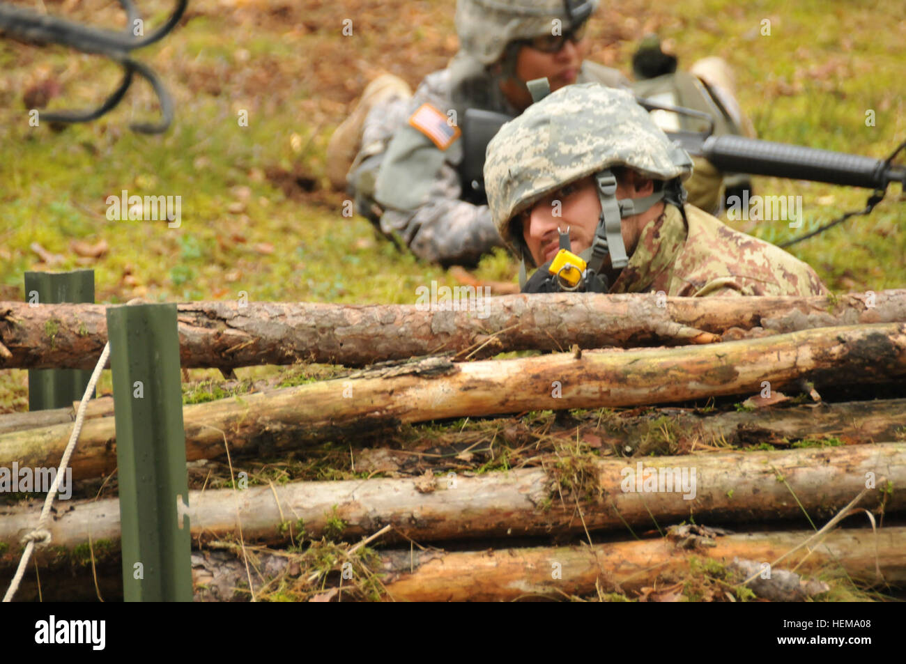 Lt. Ivan Corridori, ein Offizier mit der italienischen Armee zieht Sicherheit für sein Team während der Experte Bereich medizinische Abzeichen Wettbewerb 12. September 2012 in Grafenwöhr Training Area. EFMB Kandidaten ausgebildet in der Standardisierung Phase vom 2. Kavallerie-Regiment. (US Armee-Foto von Spc. Joshua Edwards/freigegeben) Experten Bereich Medical Abzeichen 2012 120912-A-ZR192-018 Stockfoto