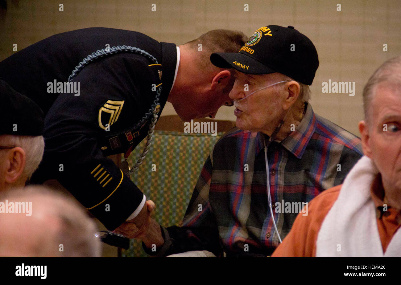 Staff Sgt Michael Constantine, Mitglied der Sergeant Audie Murphy Club, Fort Bliss Kapitel und Infanterie Squad-Leader von 2. Brigade der 1. US-Panzerdivision, lehnt sich in zu hören, eine pensionierte Armee-Veteran, während einer Zeremonie, 14. September 2012, Zuhause Ambrosio Guillen Texas State Veteranen, El Paso, Texas, zu Ehren von Kriegsgefangenen und die fehlenden in Aktion. Veteranen erleben Sie ihre Tage Krieg, SAMC hört die Geschichte 120914-A-JV906-001 Stockfoto