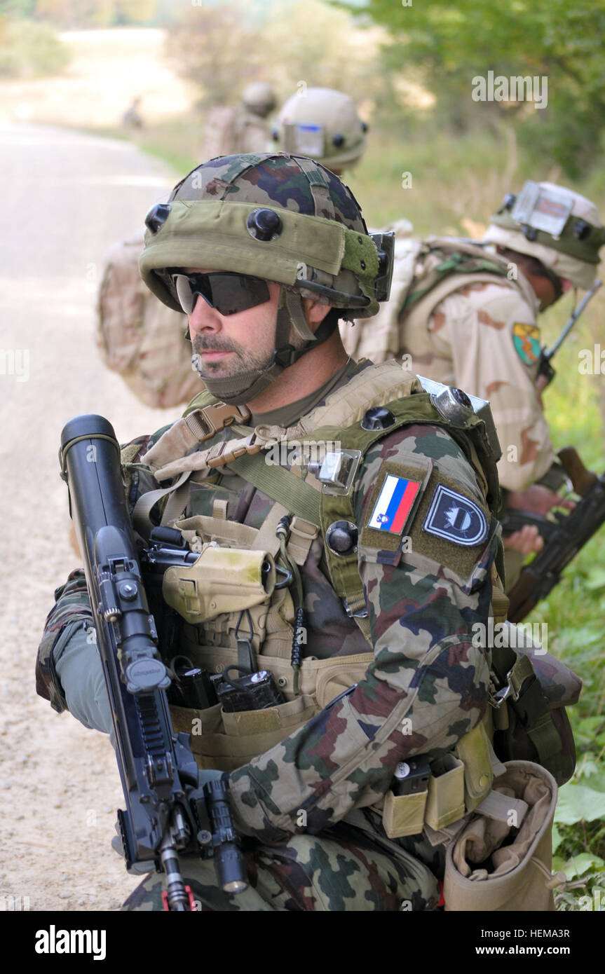 Ein Soldat der slowenischen Armee zieht Sicherheit während einer militärischen Beratungsteam (MAT)-Übung an der Joint Multinational Readiness Center in Hohenfels, Deutschland, 17. September 2012. Diese Übung soll die Afghanistan-Betriebsumgebung zu replizieren, um Matten und Polizei Beratungsteams für Aufstandsbekämpfung mit der Fähigkeit zu trainieren, beraten und ermöglichen die Afghanistan National Army und der Nationalpolizei Afghanistan vorzubereiten. (US Armee-Foto von Spc. Derek Hamilton/freigegeben) Militärische Beratungsteam ich-Polizei Advisory Team II training Übung 120917-A-KH850-005 Stockfoto