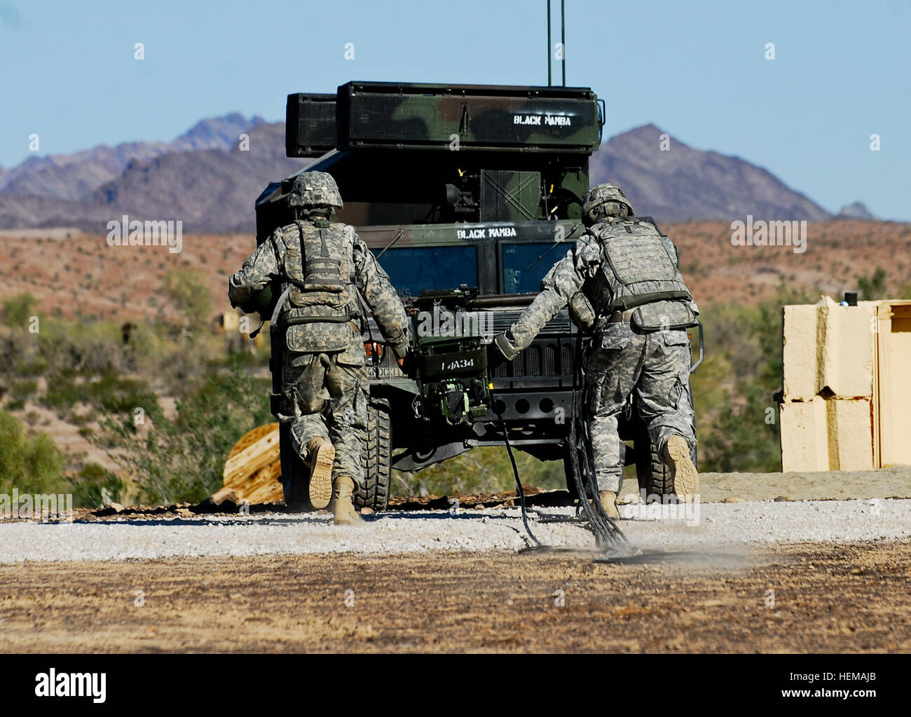 Soldaten mit 5. Bataillon, 5. Luft-Verteidigung-Artillerie-Regiment, Rush Radio Steuergerät zu einem M-1097 Rächer Air Defense System während einer live-Feuer-Übung in Yuma Proving Grounds hier, 30. September 2012. Flickr - der US-Armee - scharfer Munition Übung Stockfoto